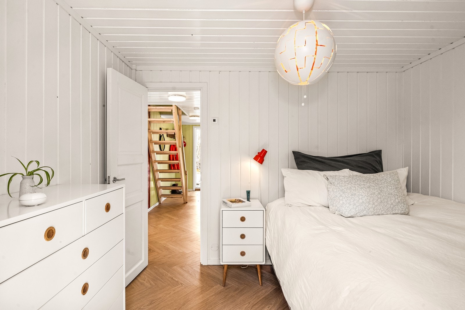 Hovedsoverom med plass til dobbeltseng og oppbevaringsmøbler. Galleribilde
