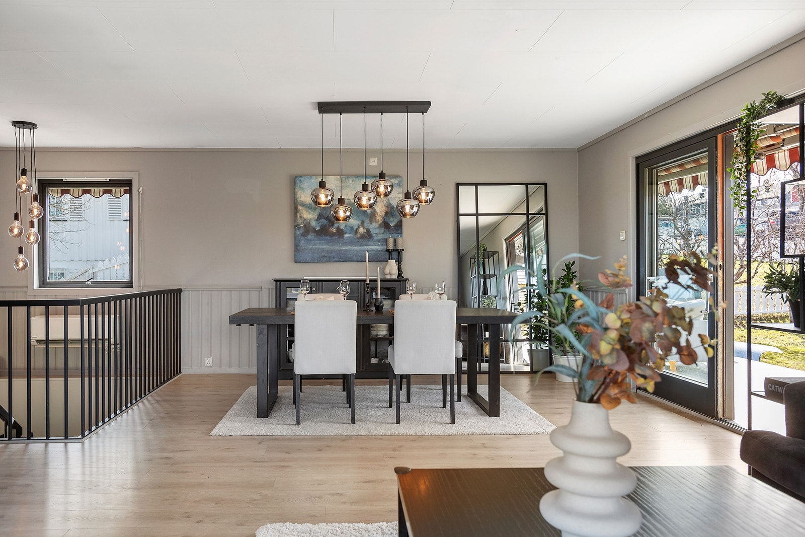 Spisestuen har god plass til langbord for sosiale sammenkomster. Galleribilde