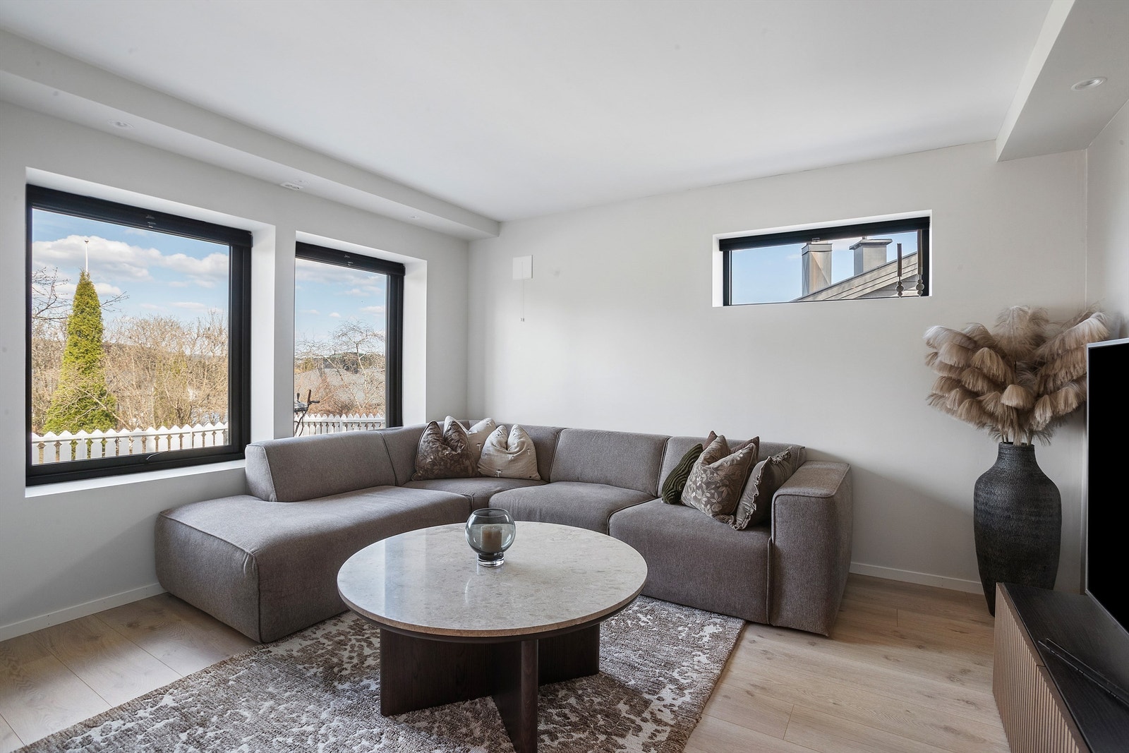 Stuen er arealeffektiv, med plass til en komfortabel sofakrok. Galleribilde