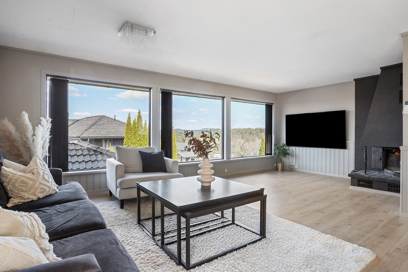 De store vindusflatene slipper inn rikelig med dagslys og gir en åpen utsikt. Galleribilde