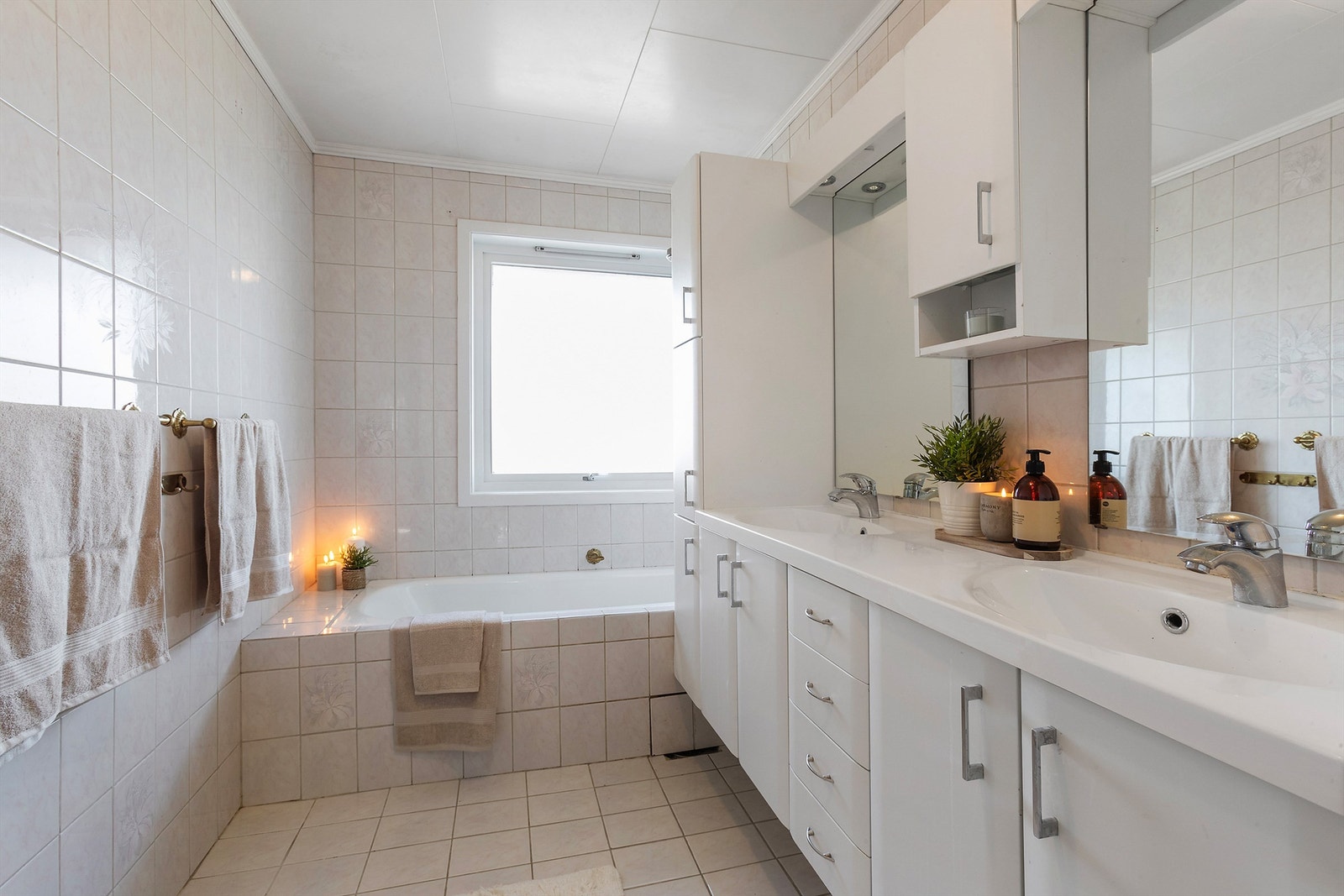 Hovedbadet er helfliset og har varmekabler. Galleribilde