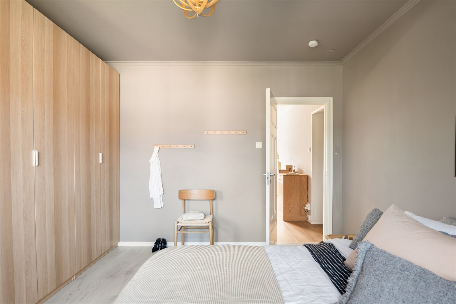 En romslig garderobeløsning bidrar til et moderne og minimalistisk uttrykk. Galleribilde