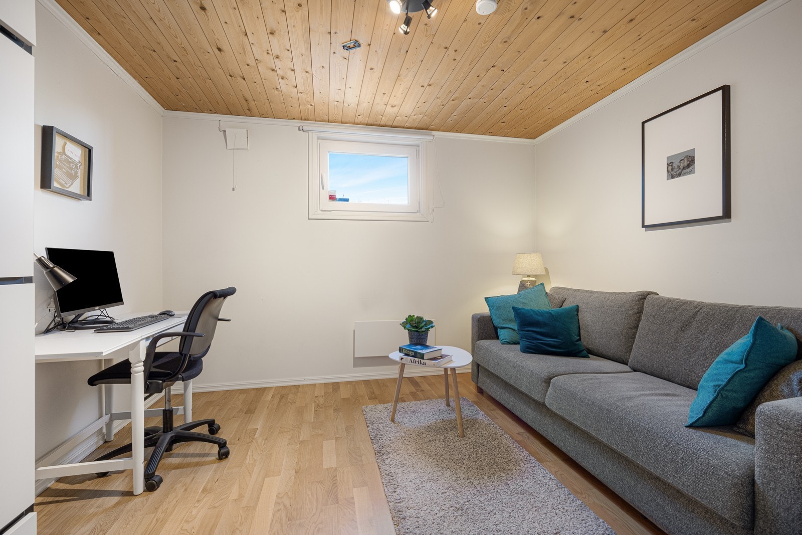 I tillegg er det i denne etasjen et innredet rom i bruk som kontor. Rommet er opprinnelig beskrevet som bod på plantegningen, og ikke søkt bruksendret eller godkjent for varig opphold. Galleribilde