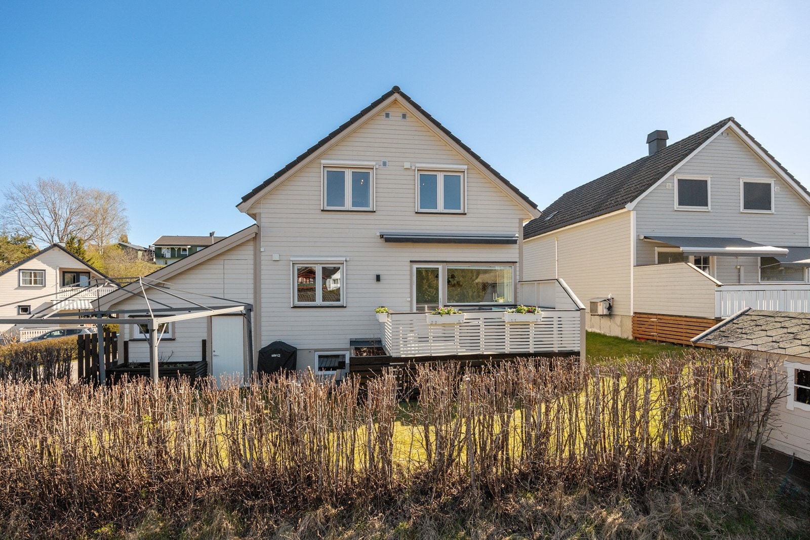 Boligen ligger i et sentralt, men fredelig og barnevennlig område - med gangavstand til alle sentrumsfasiliteter, skoler, barnehager og buss- og togstasjon. Galleribilde