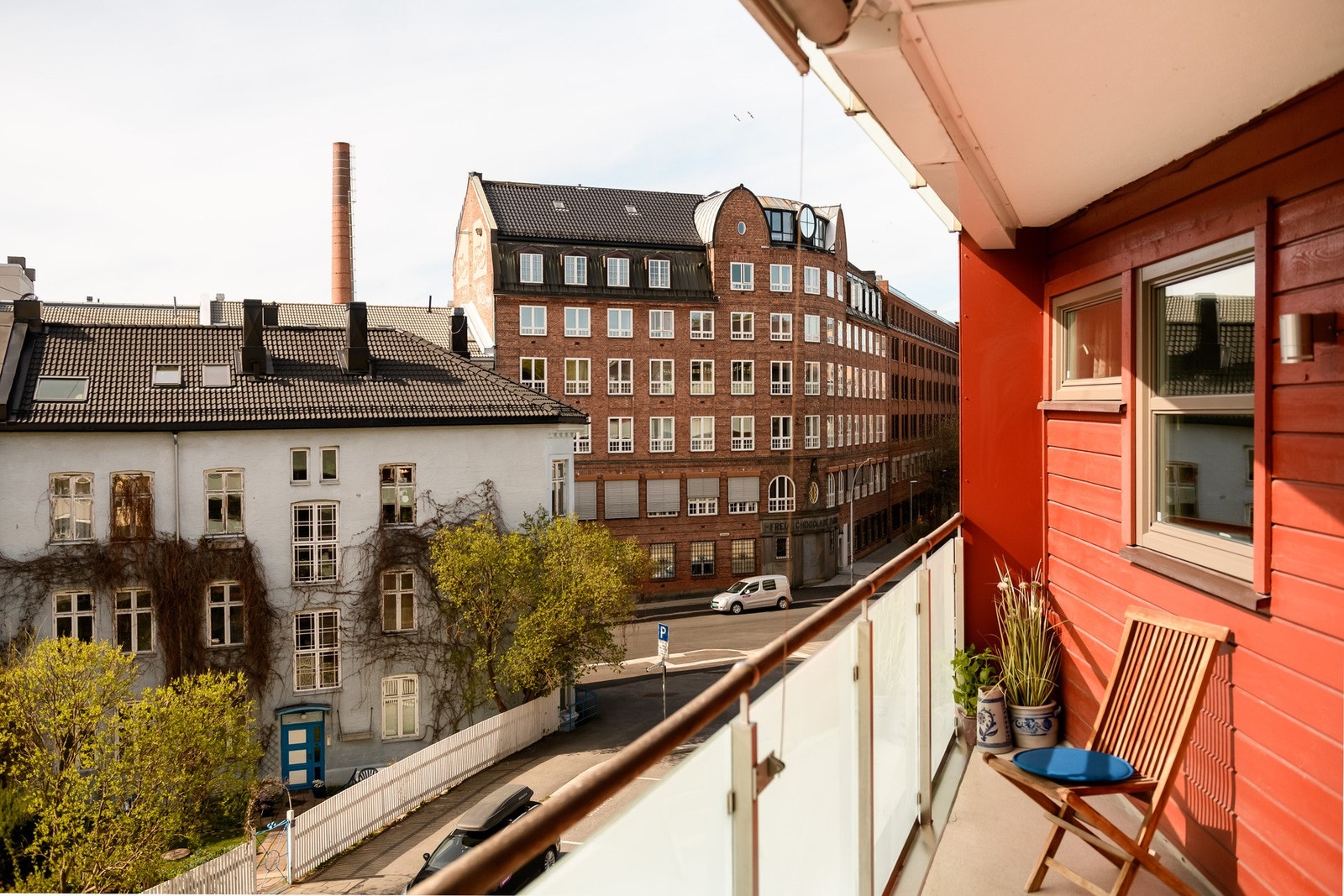 Balkongen har plass til sittegruppe og hyggelige sommermåltider. Galleribilde
