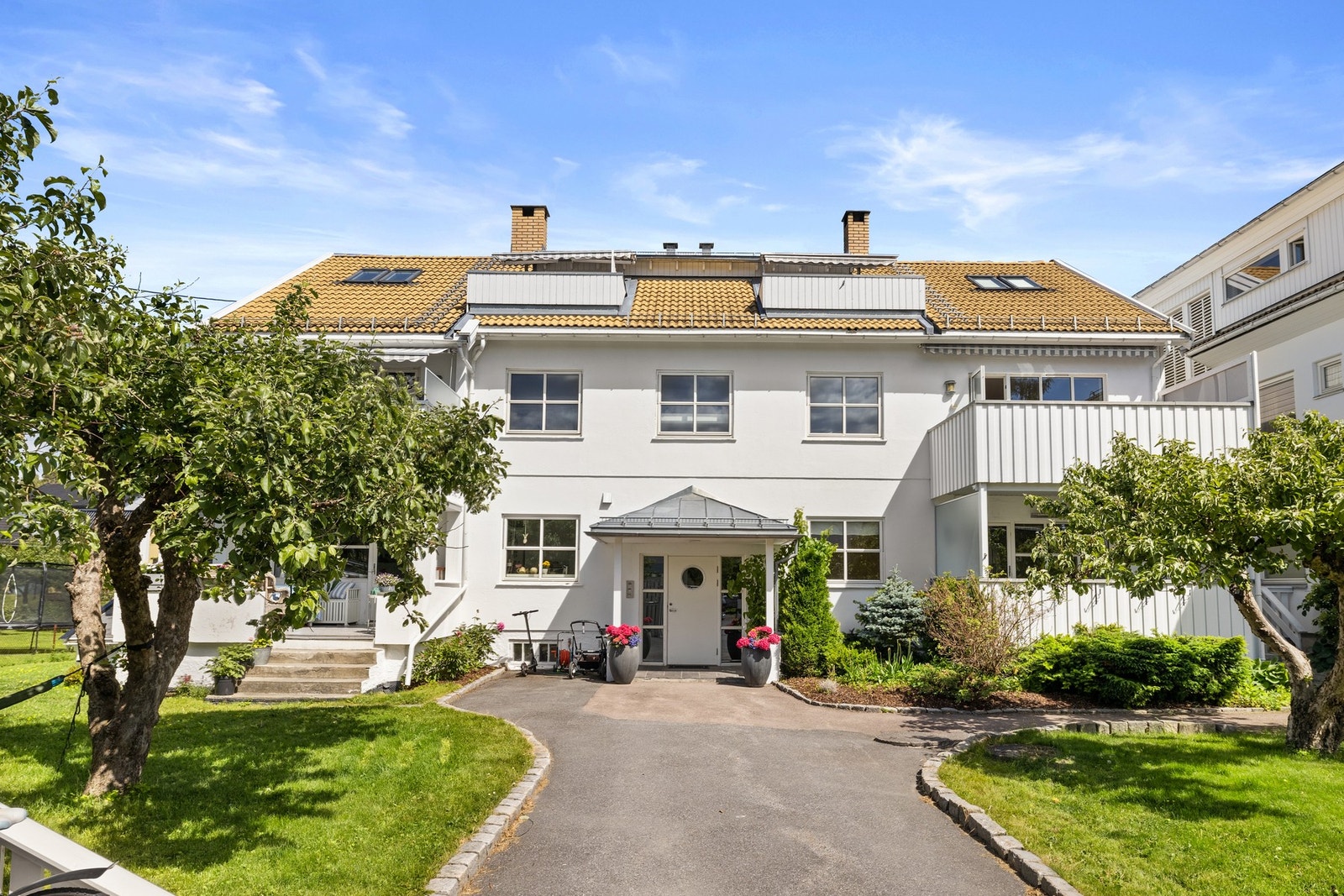 Beliggende i en stille og lite trafikkert gate, bor du med kort vei til kollektivtransport, skoler, idrettstilbud samt Lambertseter og Sæter senter. Galleribilde