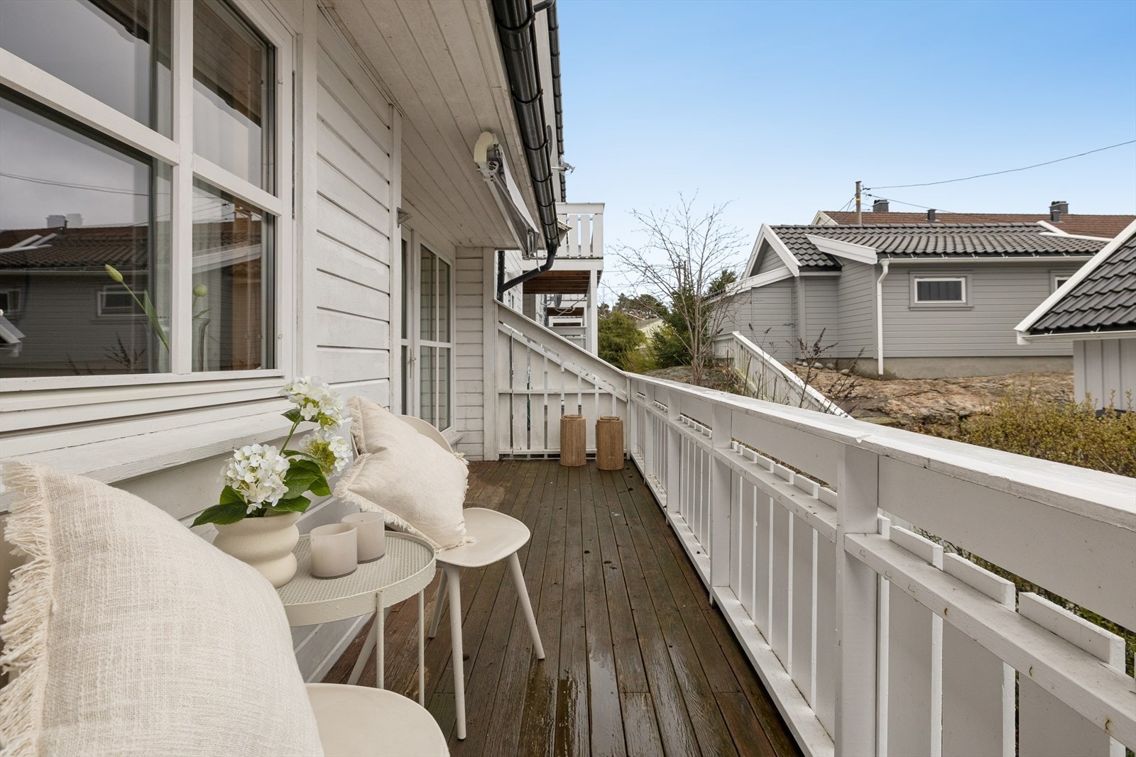 Fra stuen har man tilkomst til en solrik terrasse på hele 10m². Galleribilde