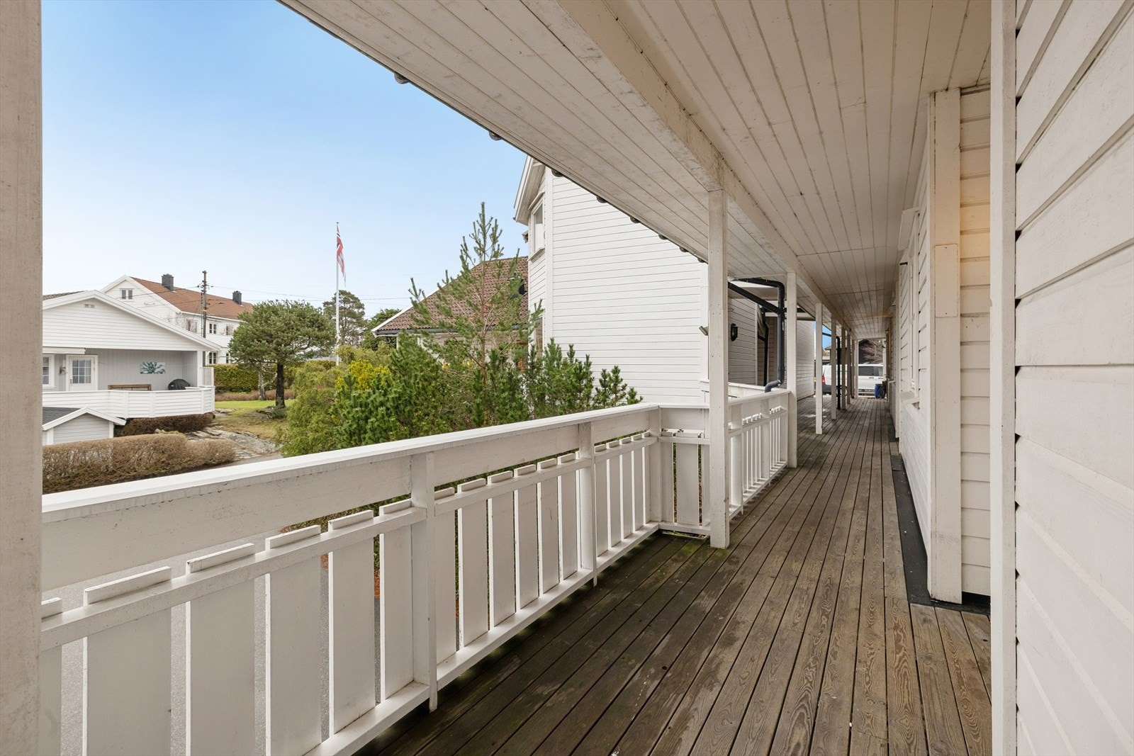 Man har også terrasse med inngangspartiet - Her er det enkelt å flytte seg etter solen! Galleribilde
