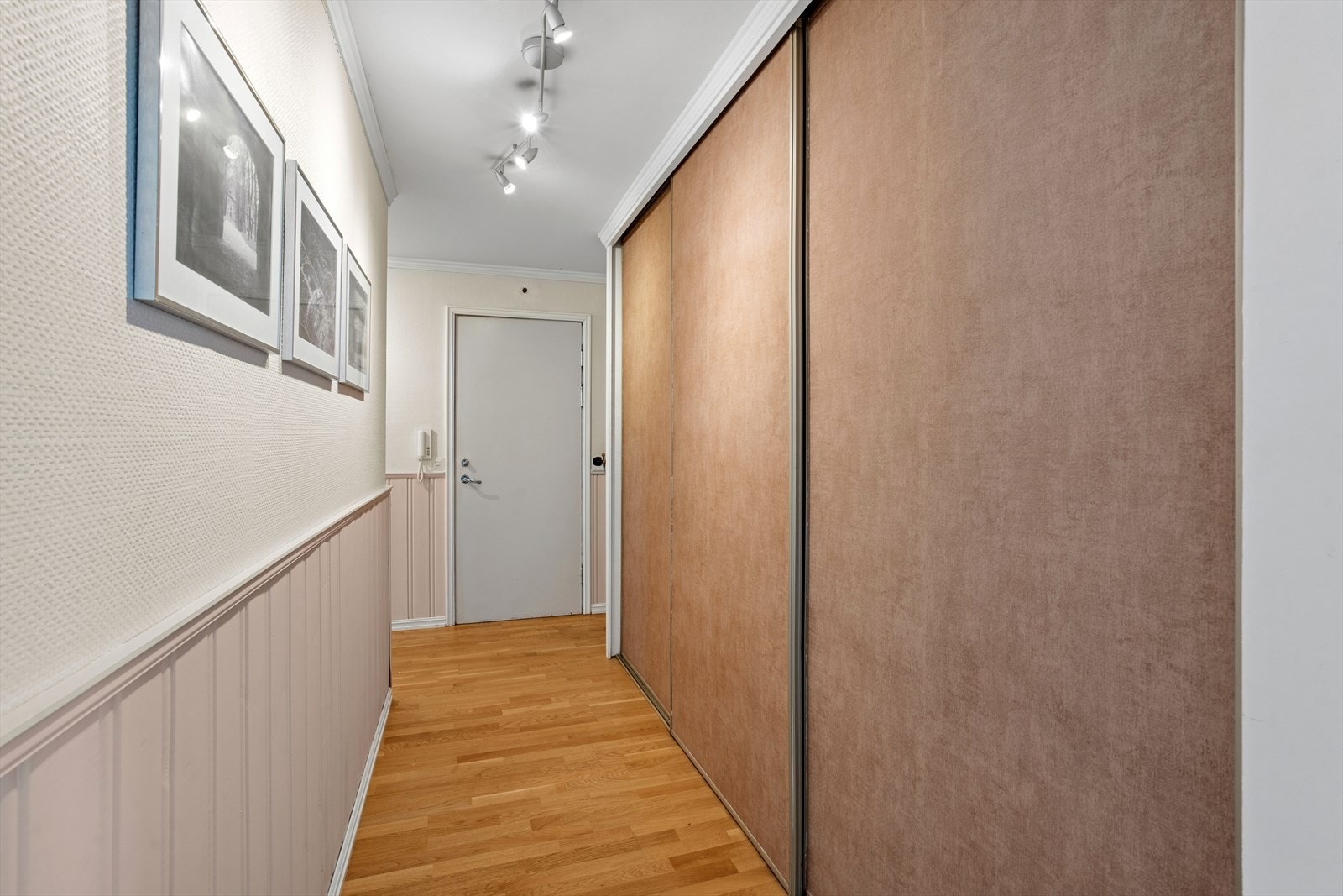 I entréen er det god plass til yttertøy og sko i en romslig skyvedørsgarderobe. Galleribilde