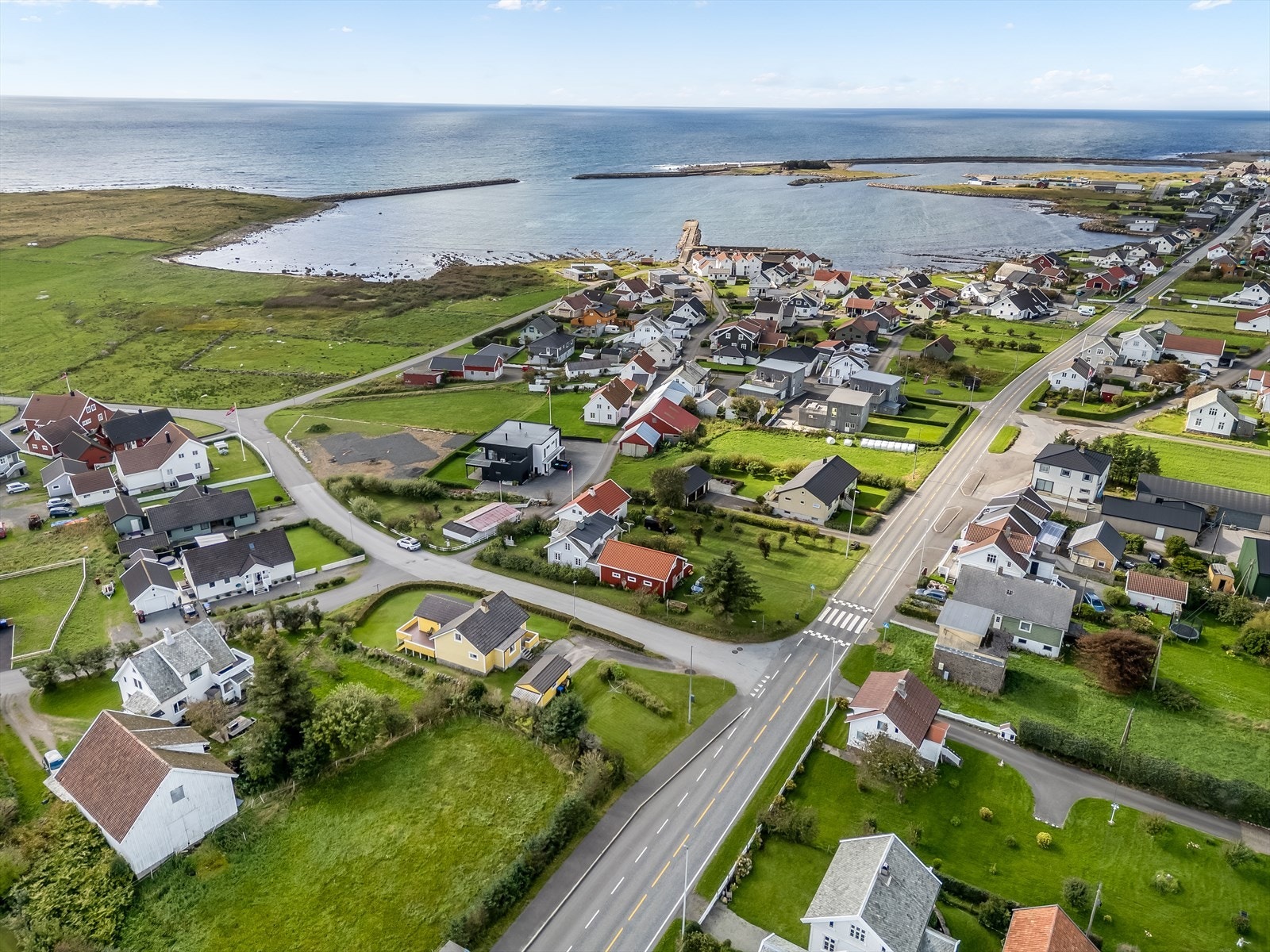 Boligen har nydelige omgivelser med nærhet til sjøen Galleribilde