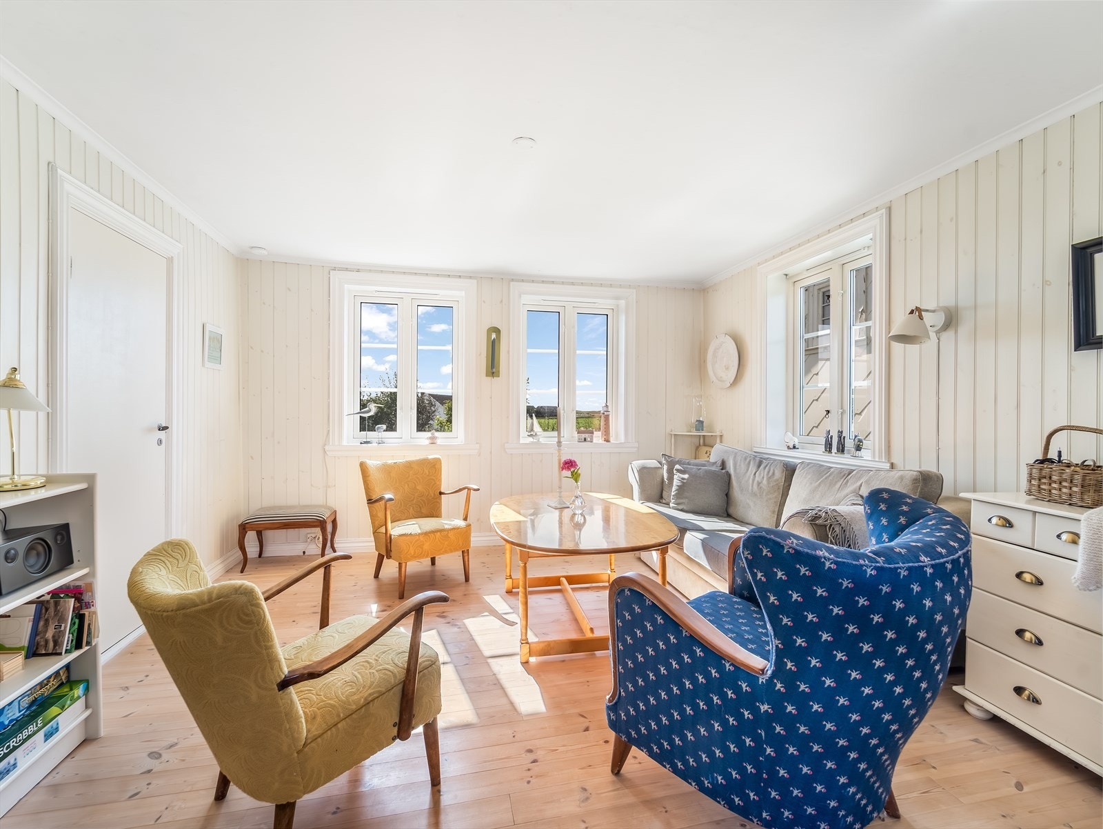 I stua har man god plass til sofagruppe Galleribilde