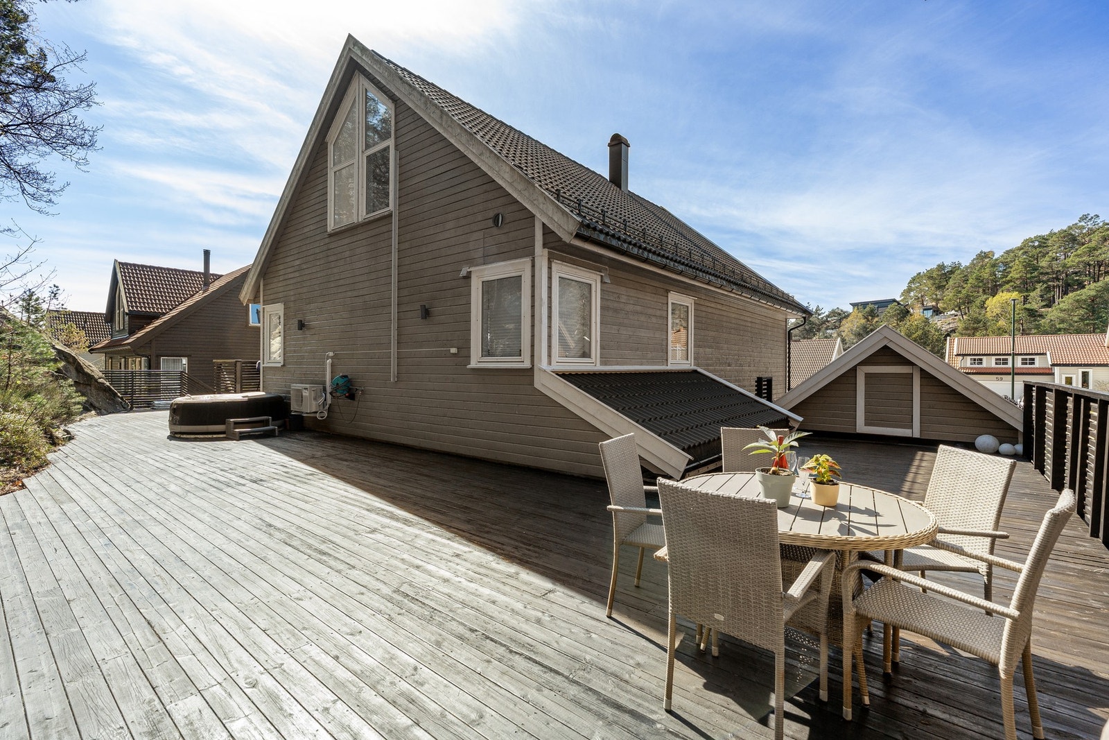 Stor terrasse rundt baksiden av boligen Galleribilde