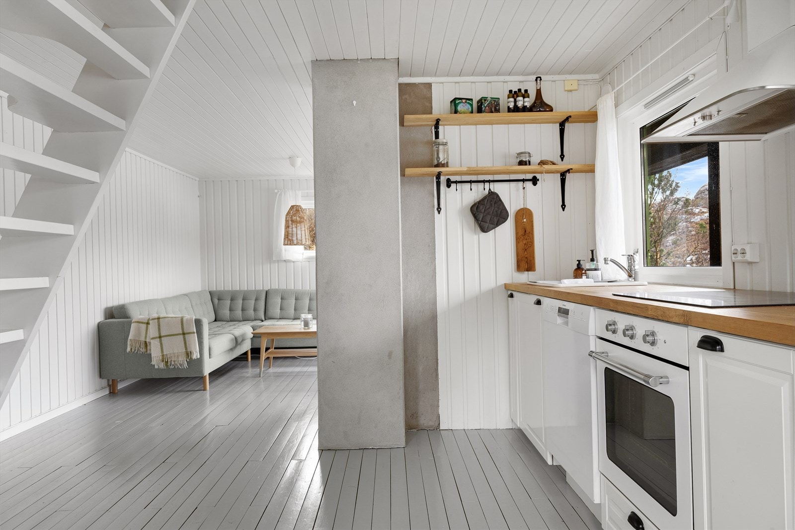 Kjøkken/stue i fritidsbolig. Galleribilde