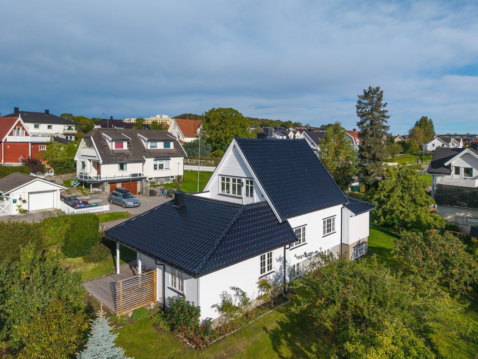 Det er terrasse til begge boenhetene og begge har gode solforhold Galleribilde