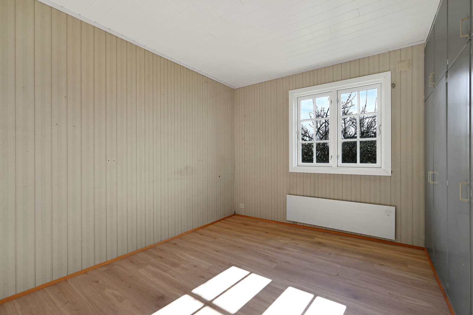I soveromsfløyen er det to soverom som begge trenger litt oppussing Galleribilde