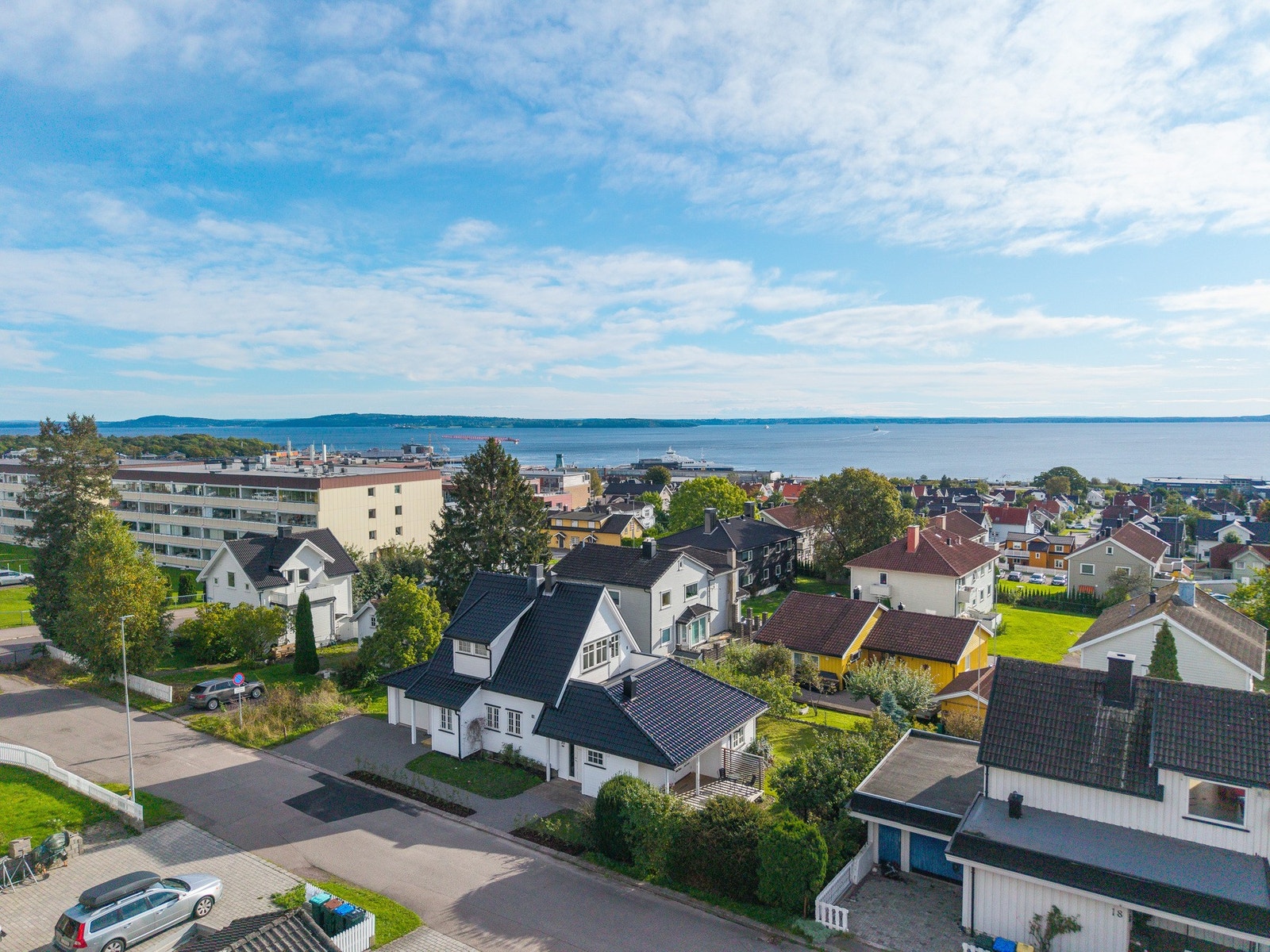 Her ser vi et dronebilde av huset med fjorden i bakkant Galleribilde