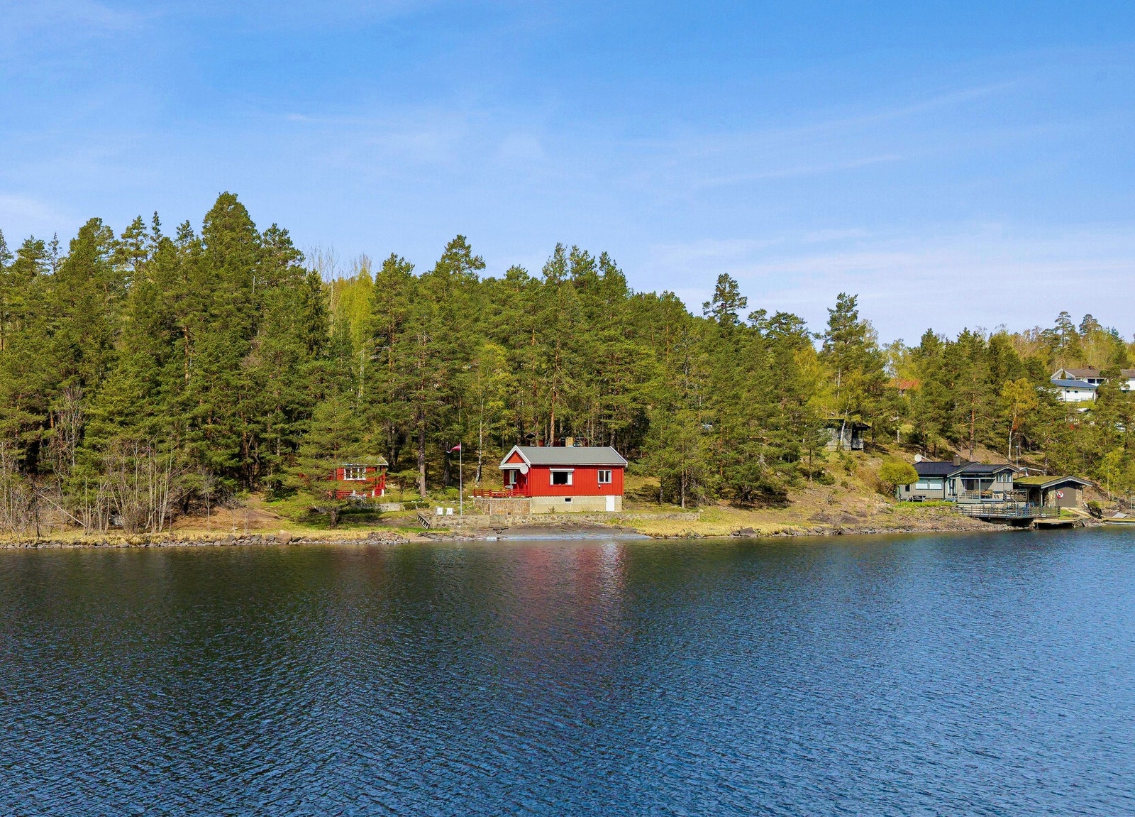 Her får du en sjelden mulighet til å sikre deg et fredelig og naturskjønt fristed, idyllisk plassert like ved vannet langs Tyrifjorden. Galleribilde