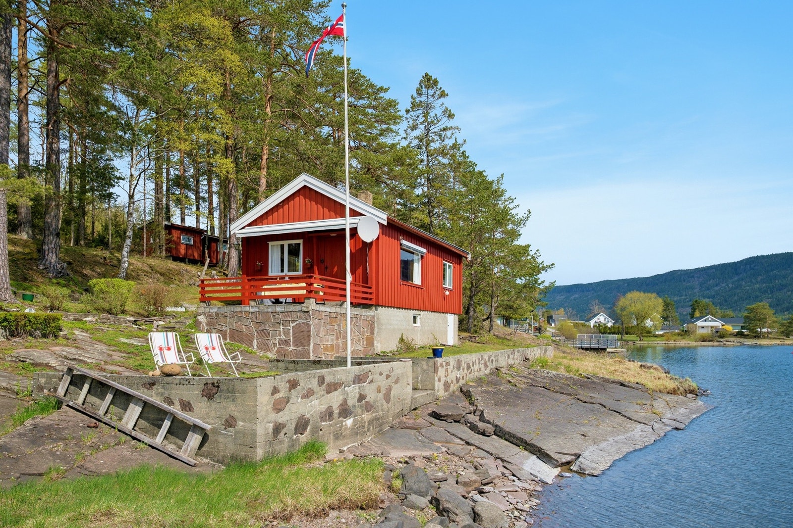Eiendommen byr på vakre omgivelser med frodig natur og en utsikt som virkelig må oppleves. Galleribilde