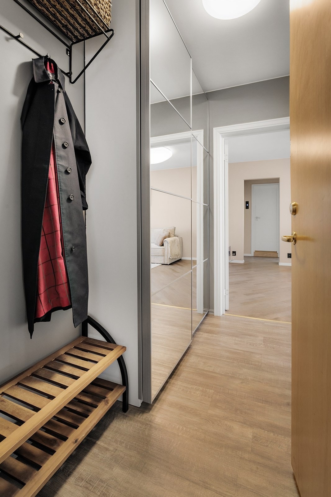 Entré med skyvedørsgarderobe med speilfronter til oppbevaring. Galleribilde