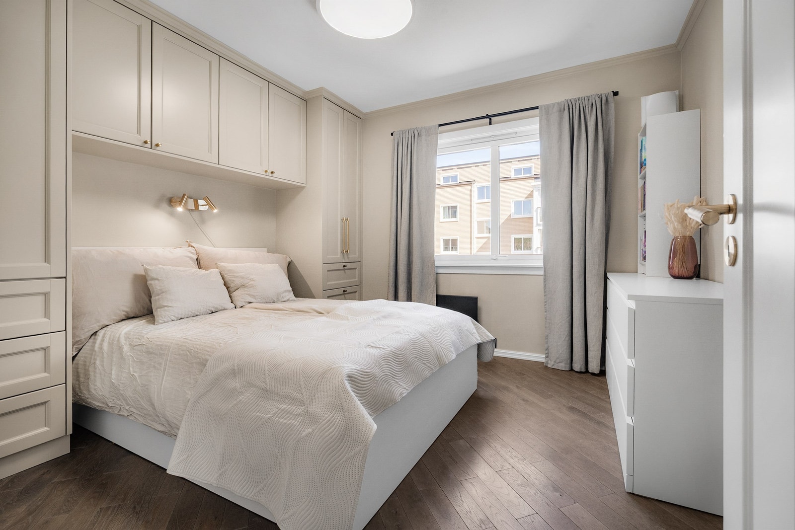Soverom med plassbygget garderobeskap. Galleribilde