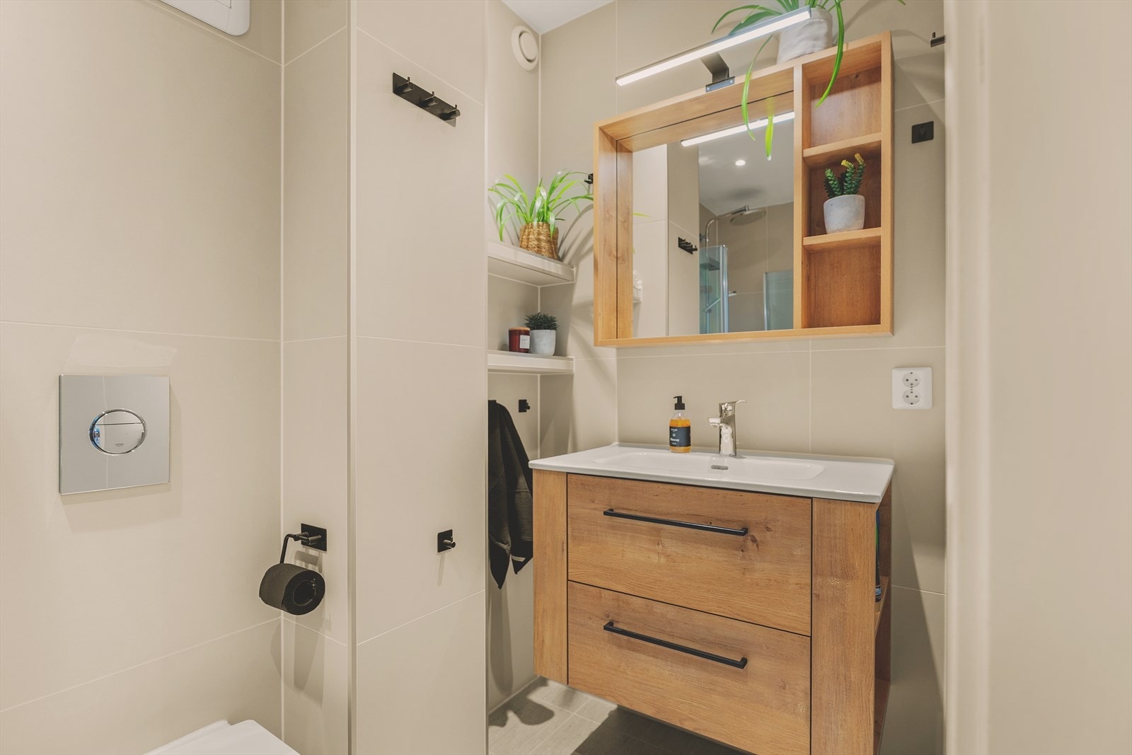 Pent flislagt bad med varme i gulv og downlights i himling. Badet ble totalrehabilitert i 2021. Naturlig ventilasjon via kanal og tilluft via ventil i dør. Opplegg for vaskemaskin. Galleribilde
