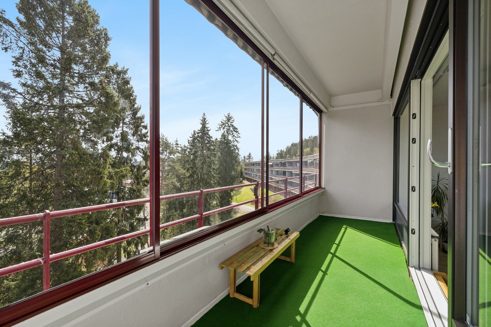 Balkongen har skyvbare glassfelt og er utstyrt med markise. Galleribilde