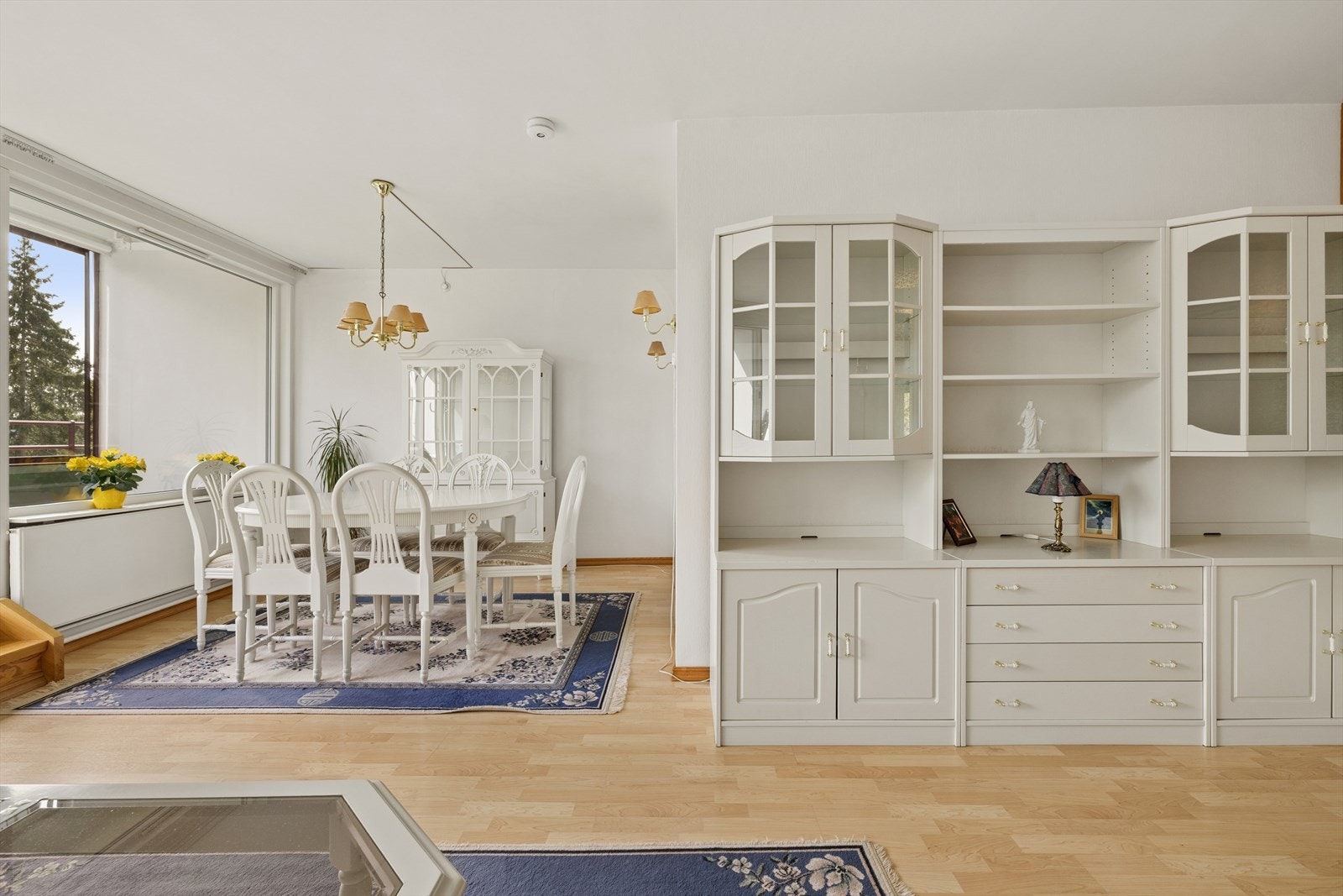 Stuen har god plass til både en romslig spisestue og sofagruppe. Galleribilde