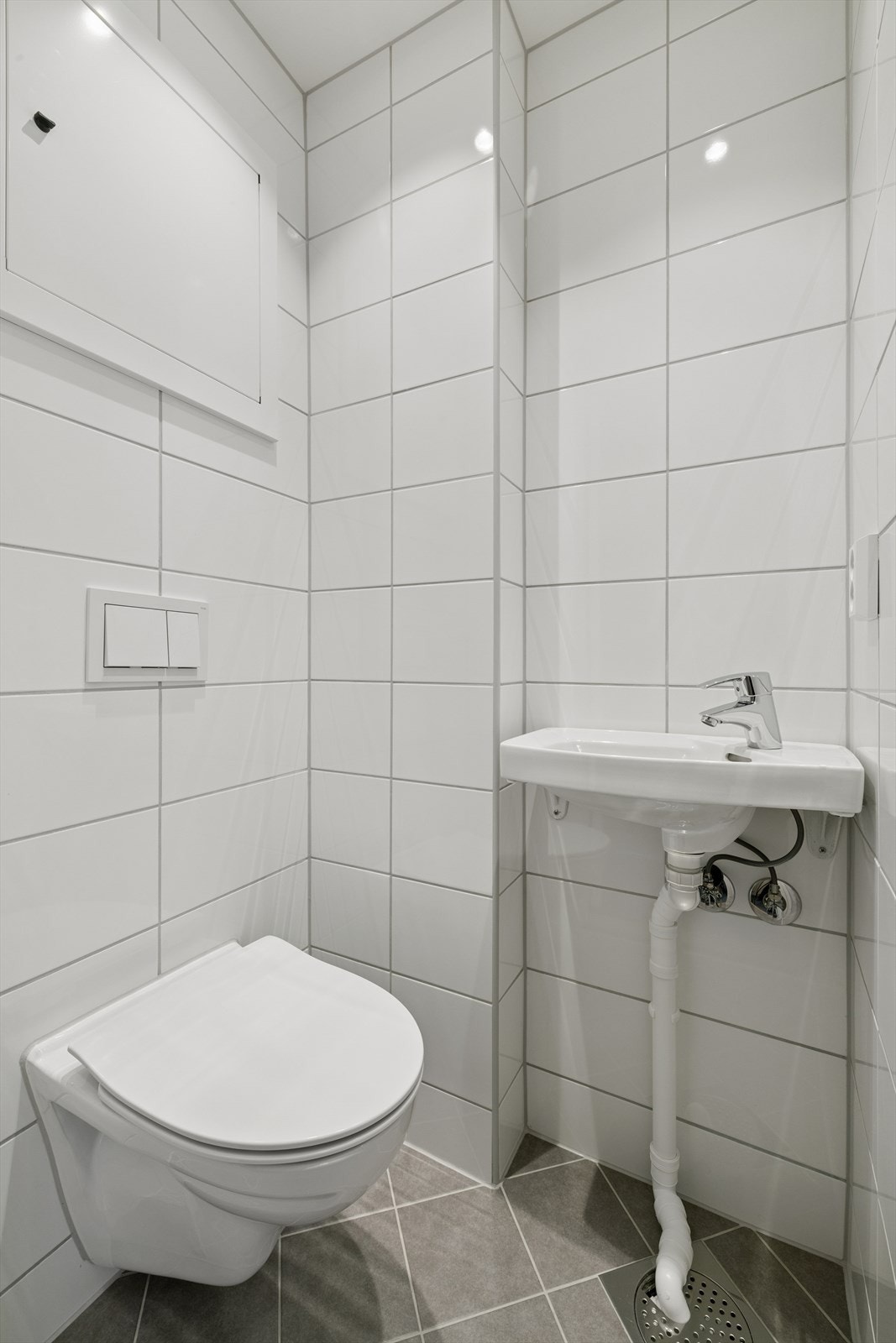Separat WC, også oppgradert i 2023, med vegghengt toalett og varme i gulvet. Galleribilde