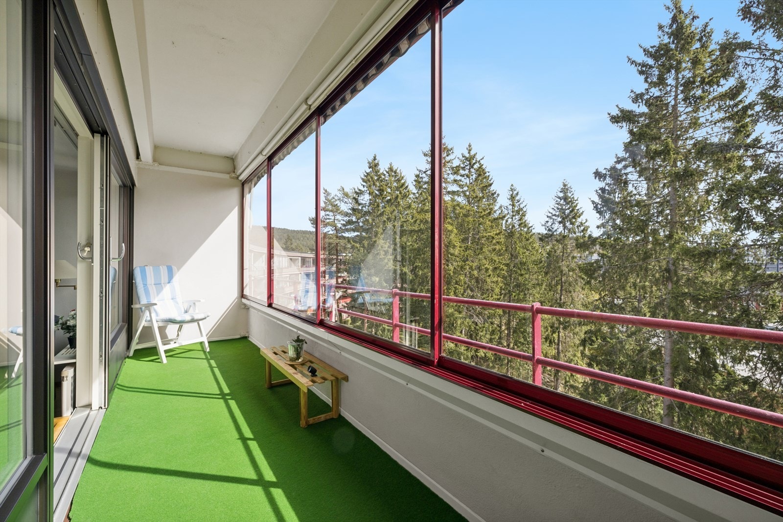 Her er det god plass til en sittegruppe for å nyte utsikten over nærområdet. Galleribilde