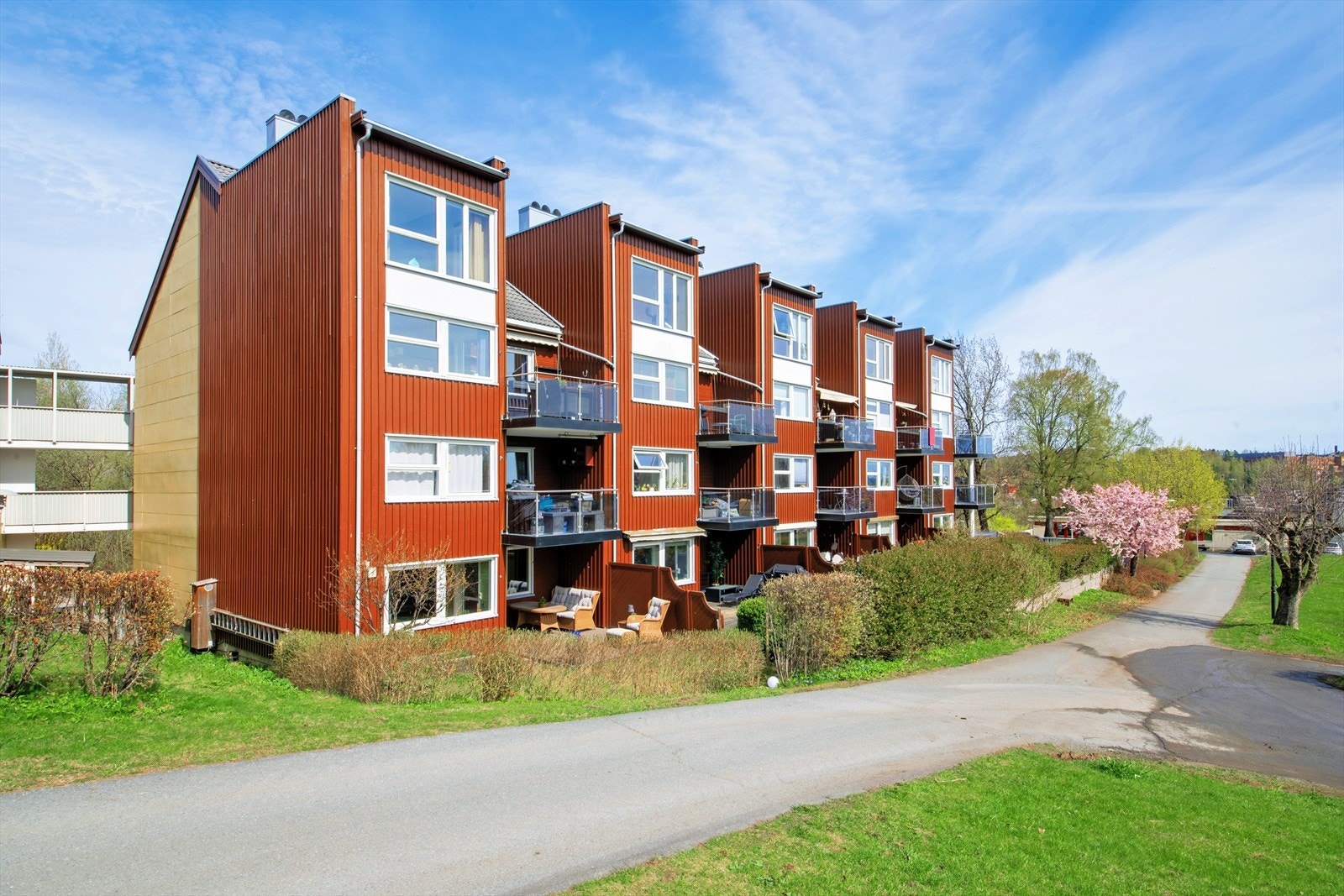 Eiendommen ligger i et veletablert boligområde med kort vei til Sandvika sentrum og servicetilbud på Vøyenenga. Galleribilde