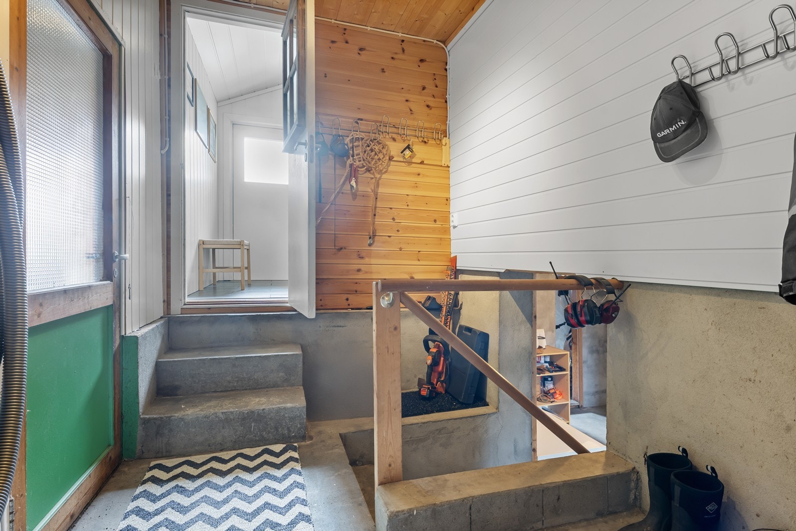 Nedgang til grovkjeller via carporten og boligen. Galleribilde