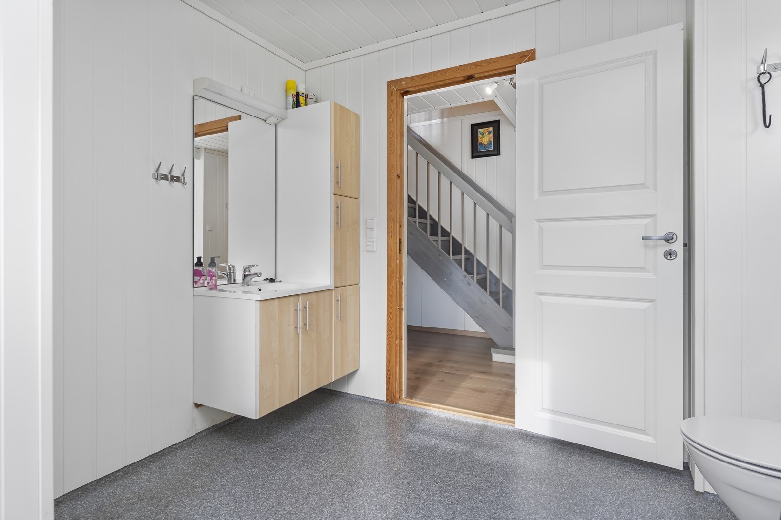 Bad i begge etasjer ble modernisert omkring 2010. Bildet viser badet i hovedetasjen. Galleribilde