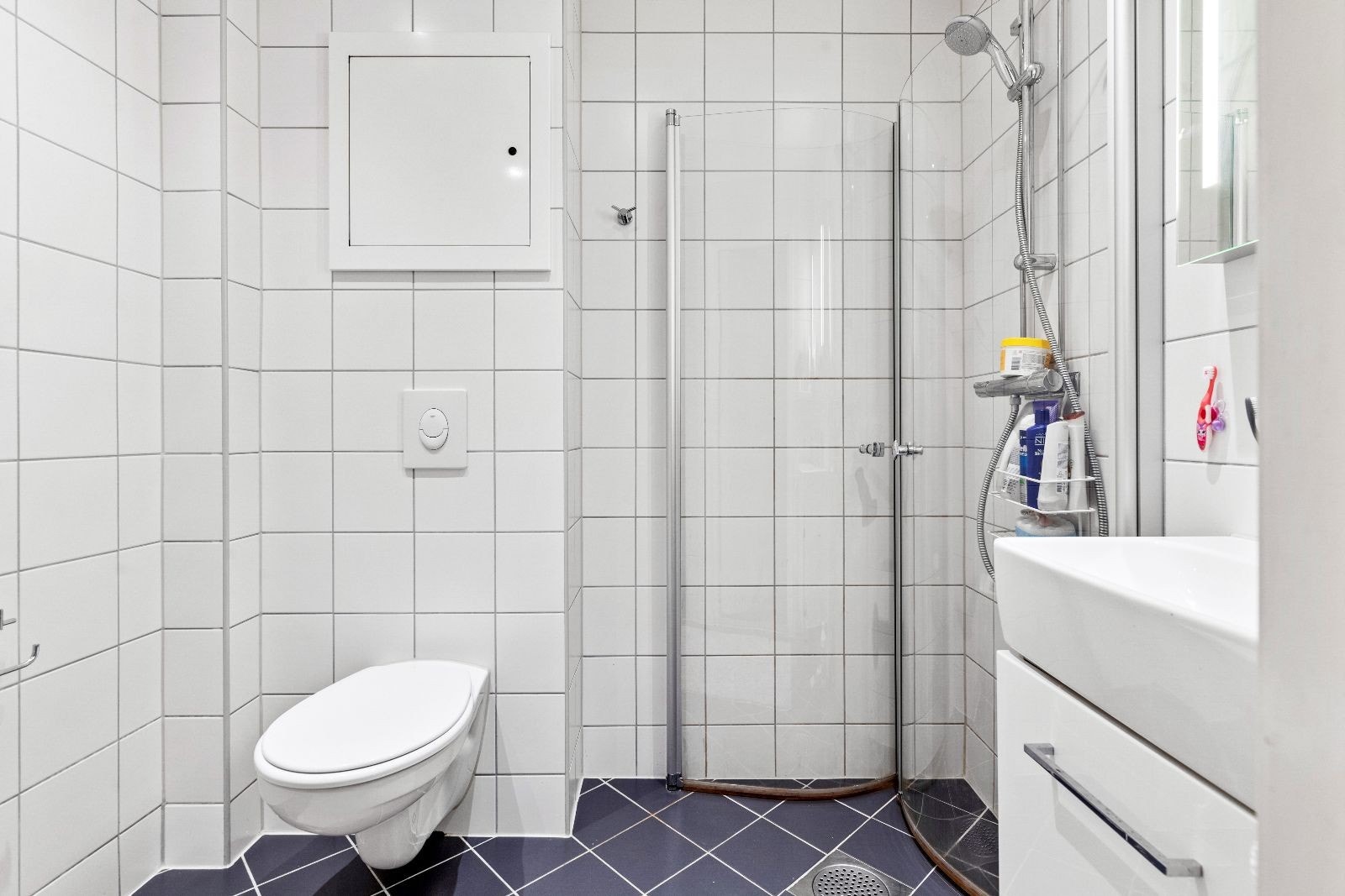 Flislagt baderom med varmekabler, wc og dusj. Det er opplegg til vaskemaskin. Galleribilde