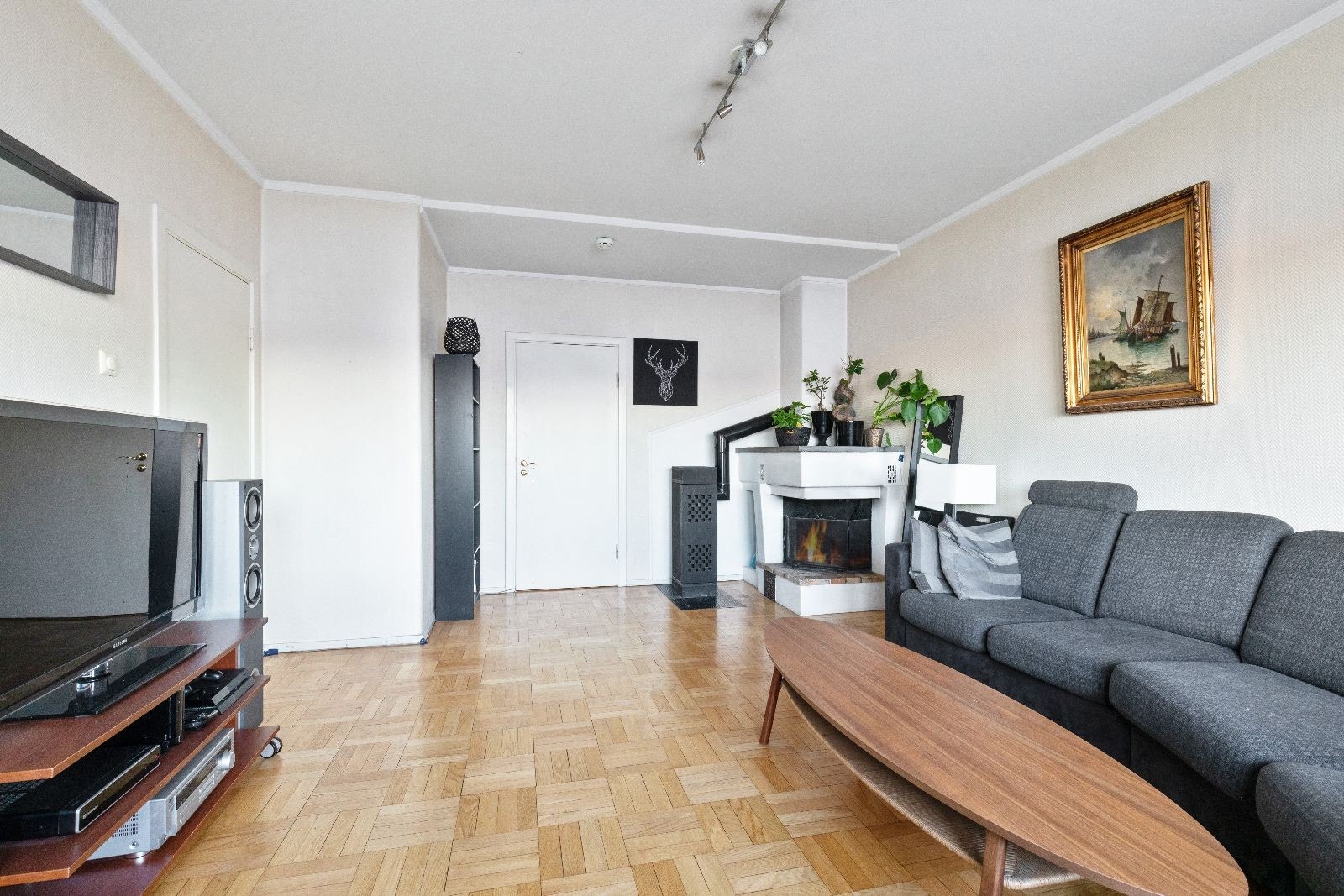 Romslig stue. Stuen har peis for vedfyring. Galleribilde