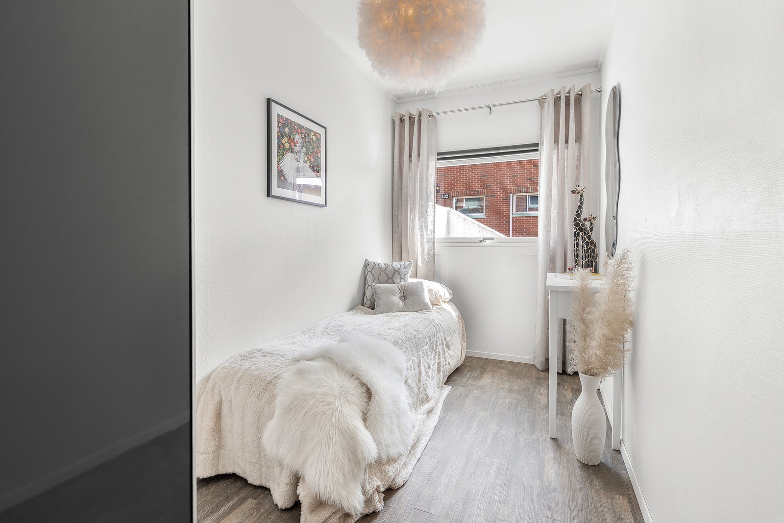 Begge rommene har garderobeskap, laminat på gulv samt slette vegg- og himlingsflater Galleribilde