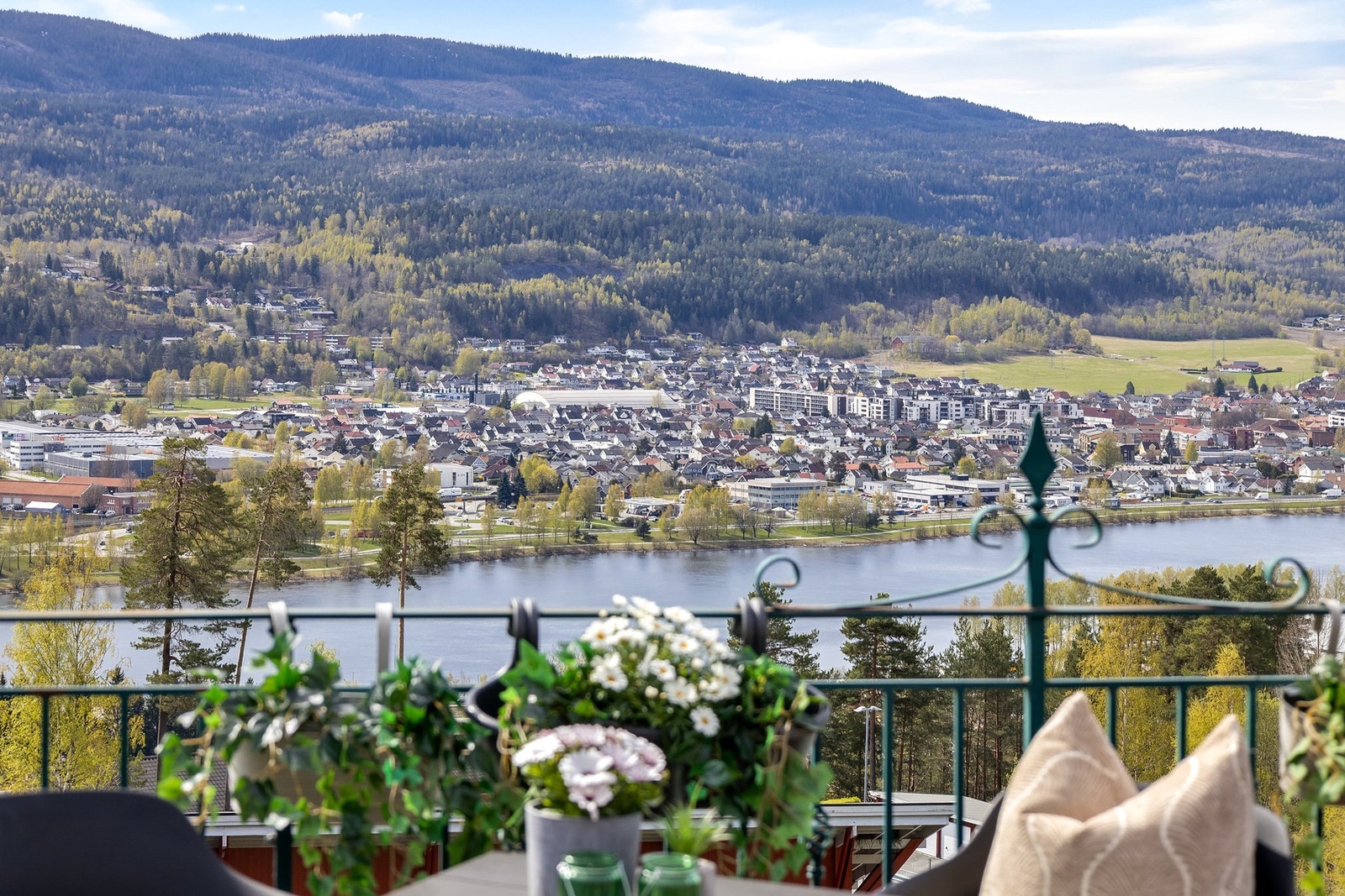 Uteplassen har gode solforhold og en fantastisk panoramautsikt Galleribilde