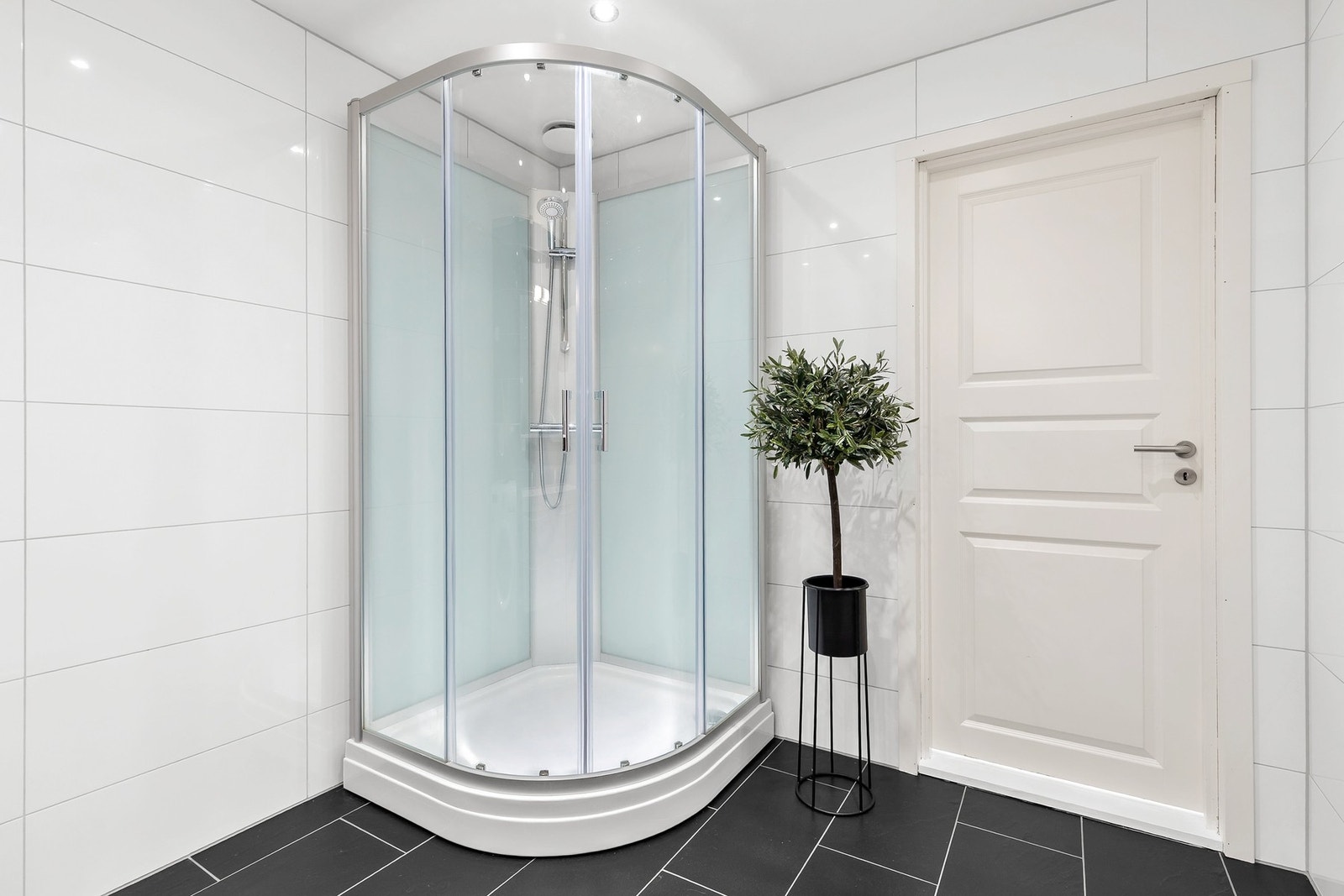 Rommet har elektriske varmekabler i gulv og naturlig ventilering Galleribilde