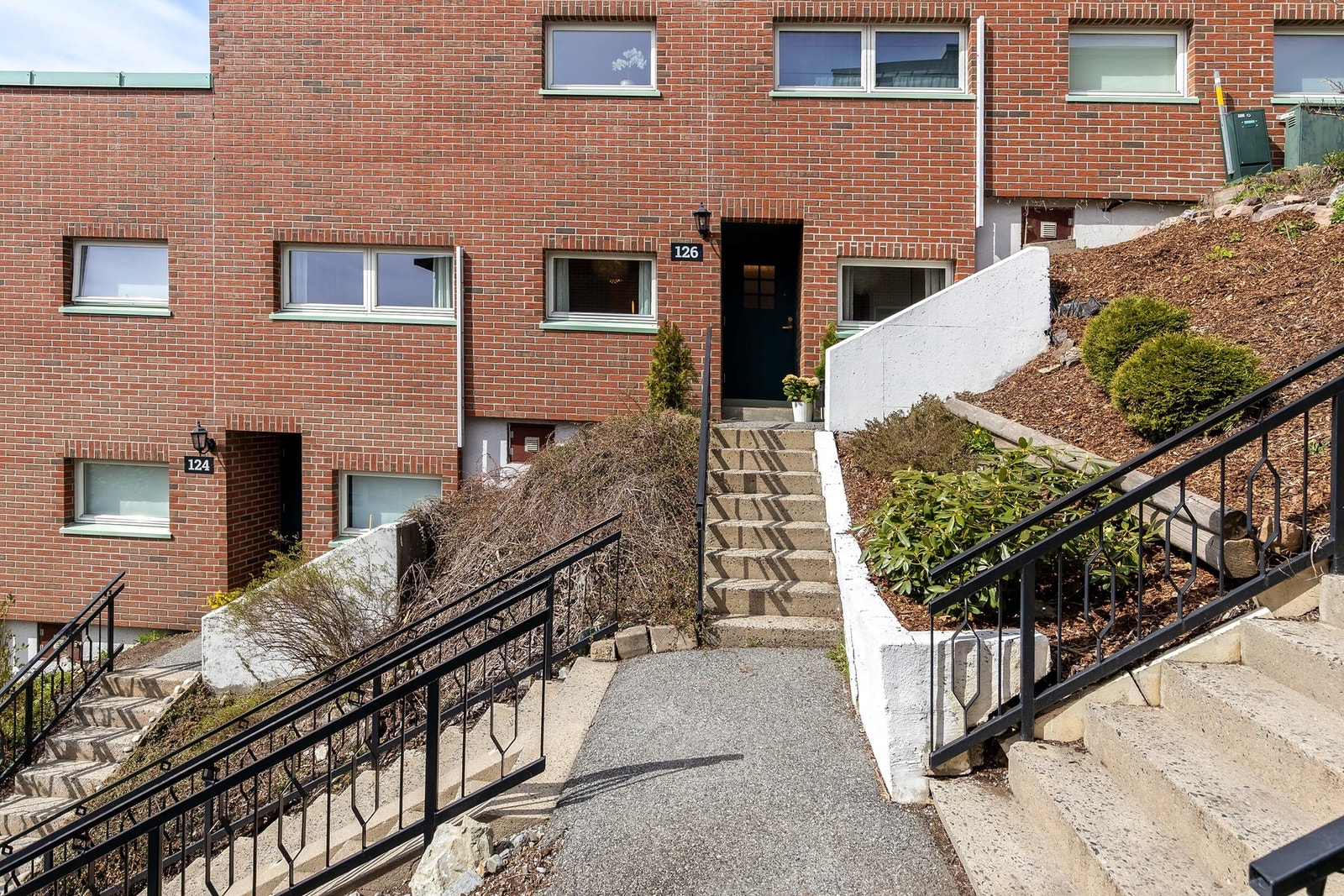 Opparbeidede fellesarealer med beplantninger og trappearrangement Galleribilde