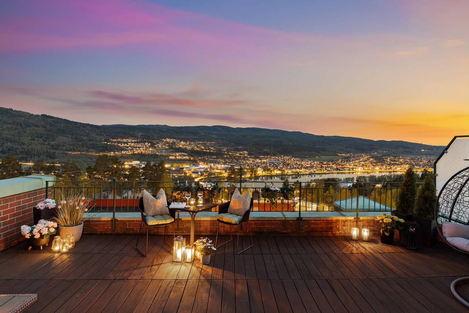 Fra stuen er det adkomst ut til en stor og sydvendt terrasse på hele 41 kvm Galleribilde
