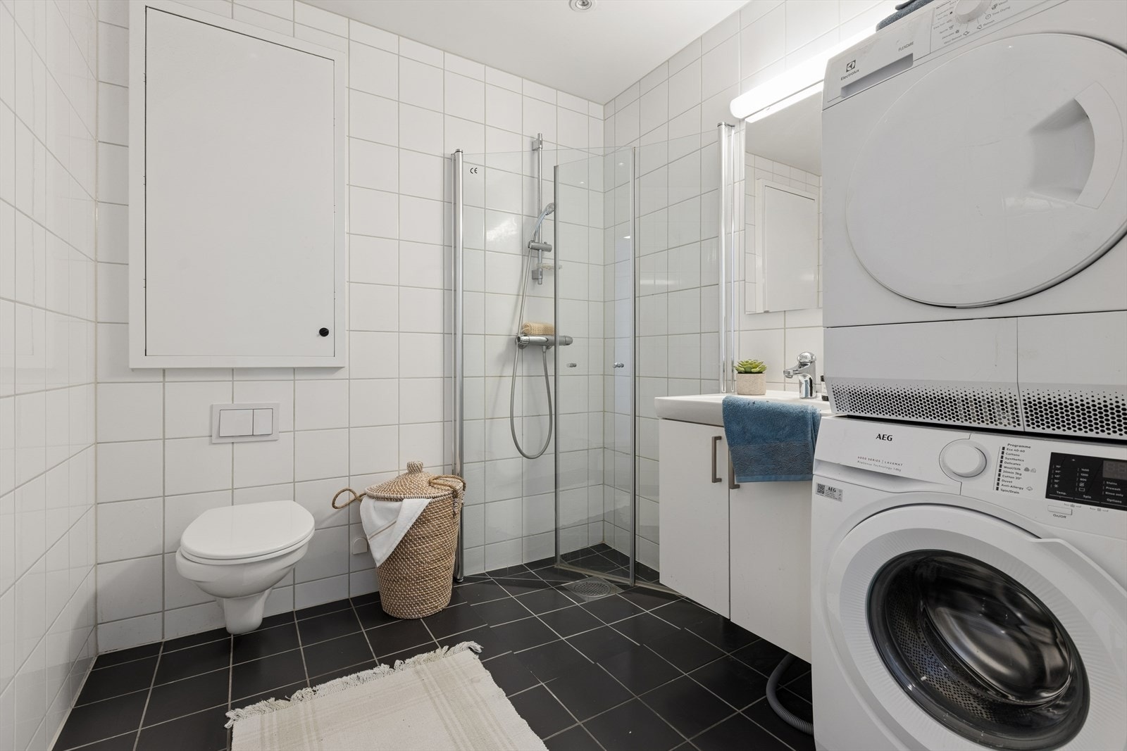 Helfliset bad fra byggeår med opplegg for vaskemaskin. Galleribilde