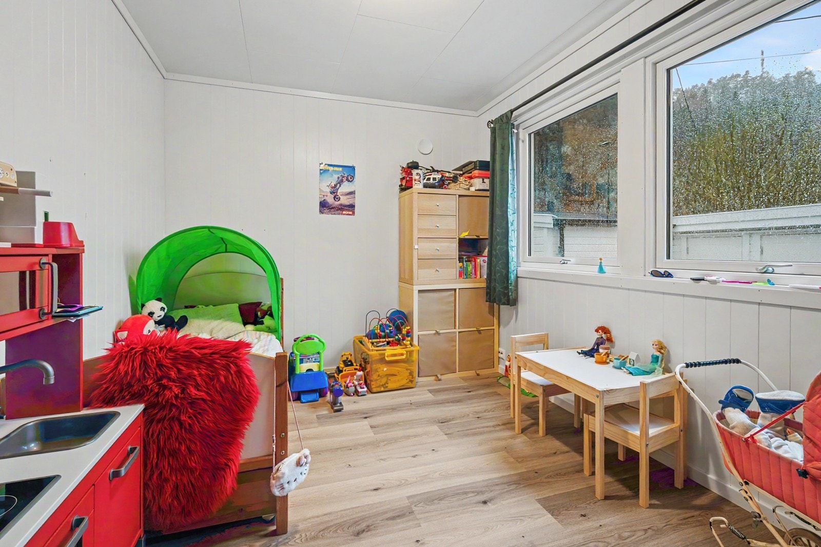 Begge med laminatgulv og lysmalte flater Galleribilde