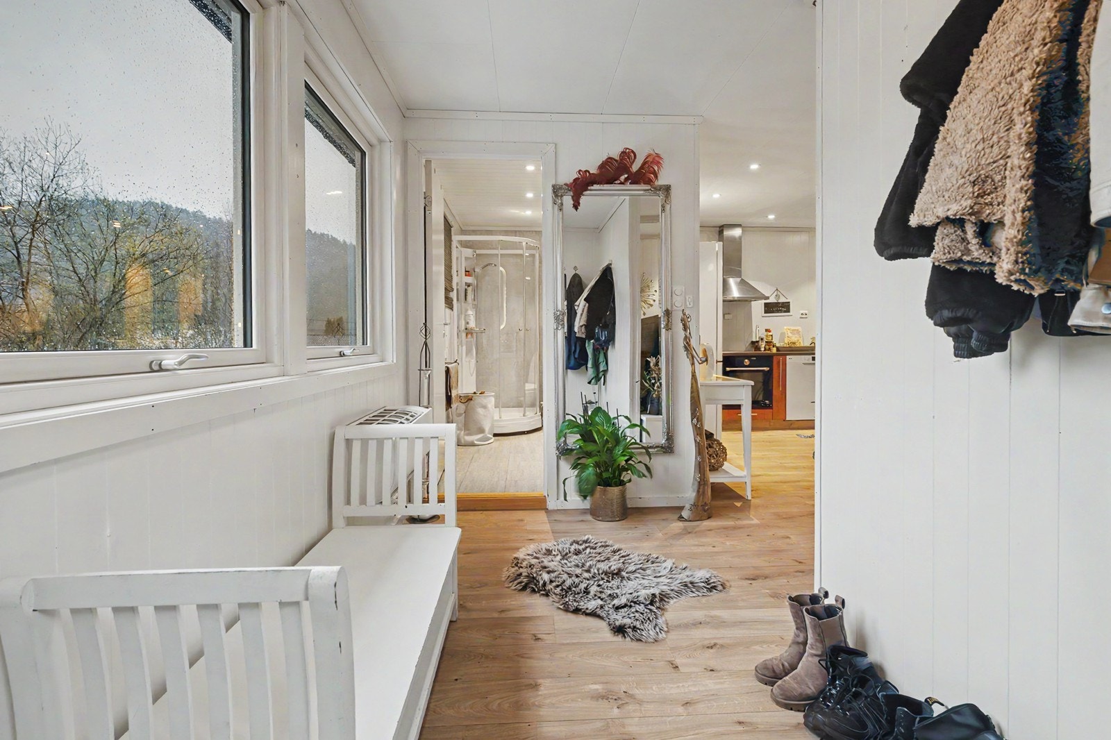 Entré med plass til tøyoppheng Galleribilde