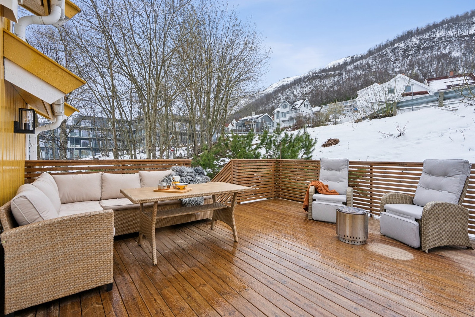 Stor solrik terrasse/balkong på baksiden av huset. Galleribilde