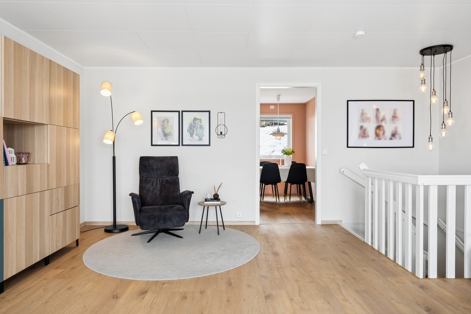 Stue og kjøkken. Galleribilde