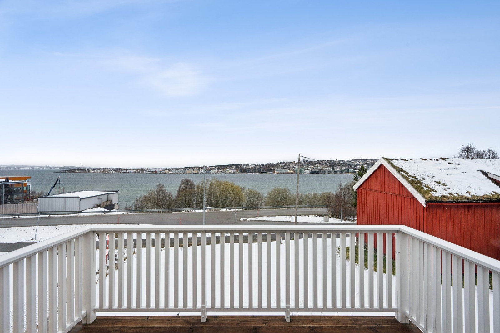 Utsikt fra stue/balkong mot Tromsøysundet og Tromsøya. Galleribilde