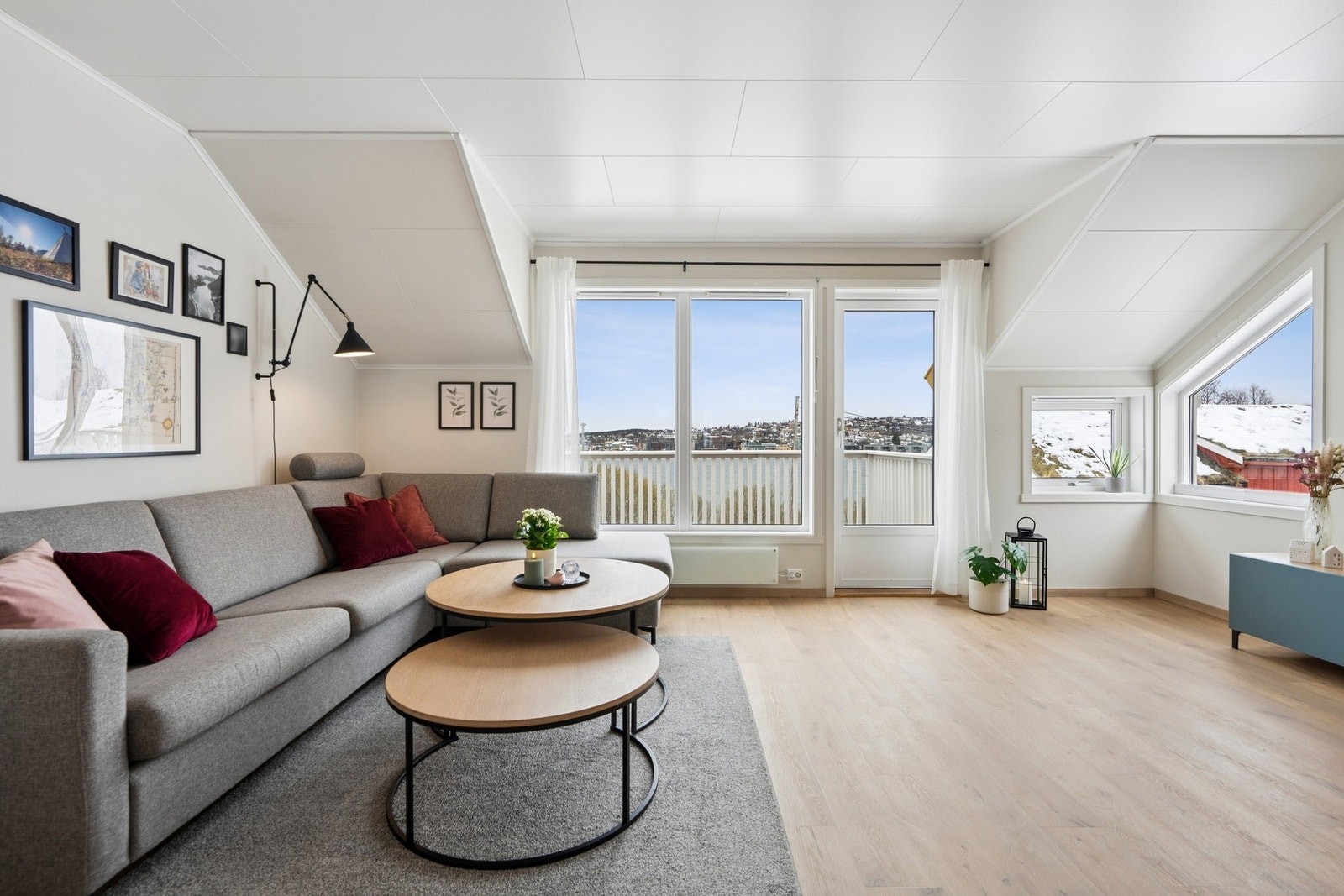 Stue med balkong i front. Galleribilde