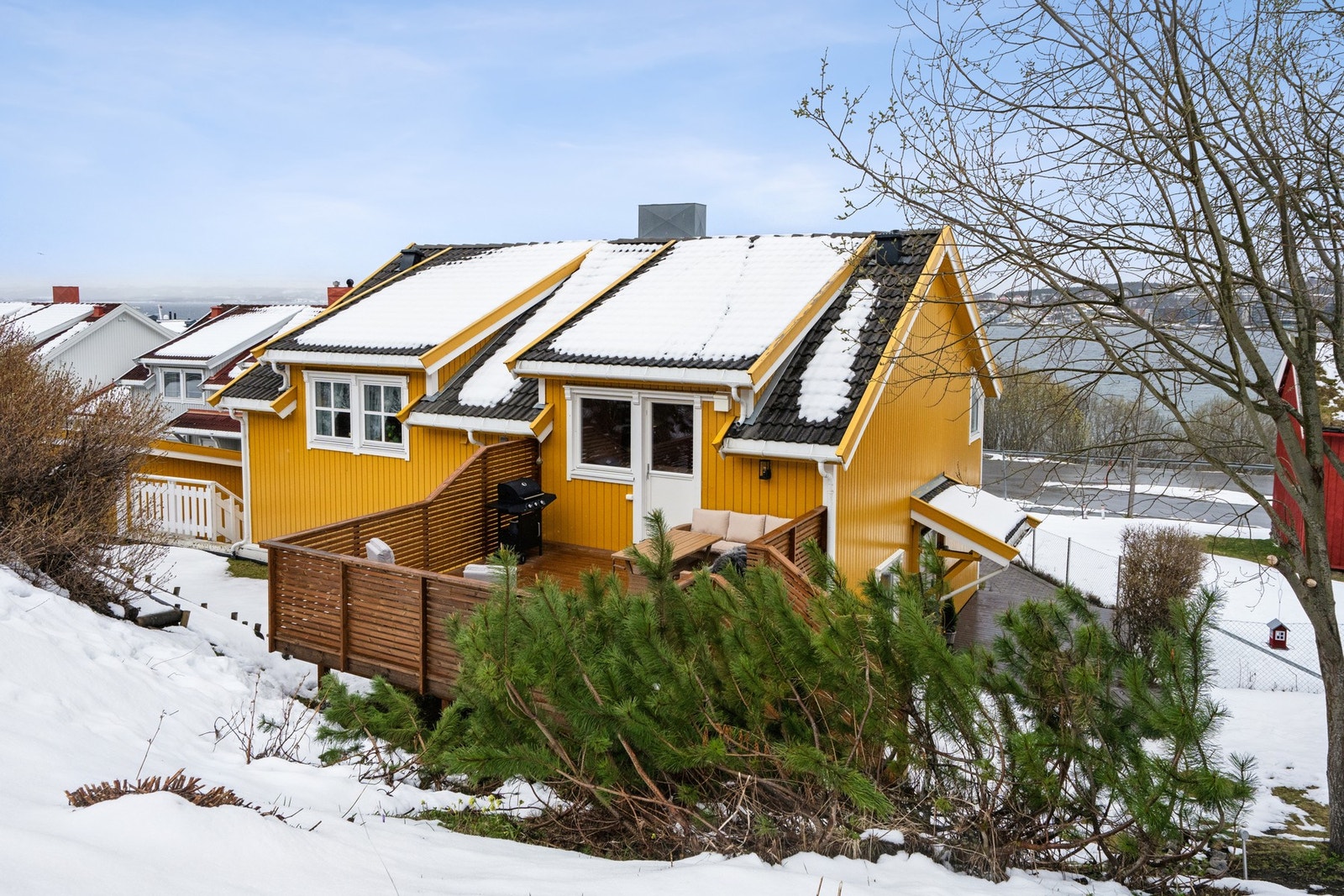 Boligen har flotte uteområder med stor terrasse/balkong på baksiden av hust. Galleribilde