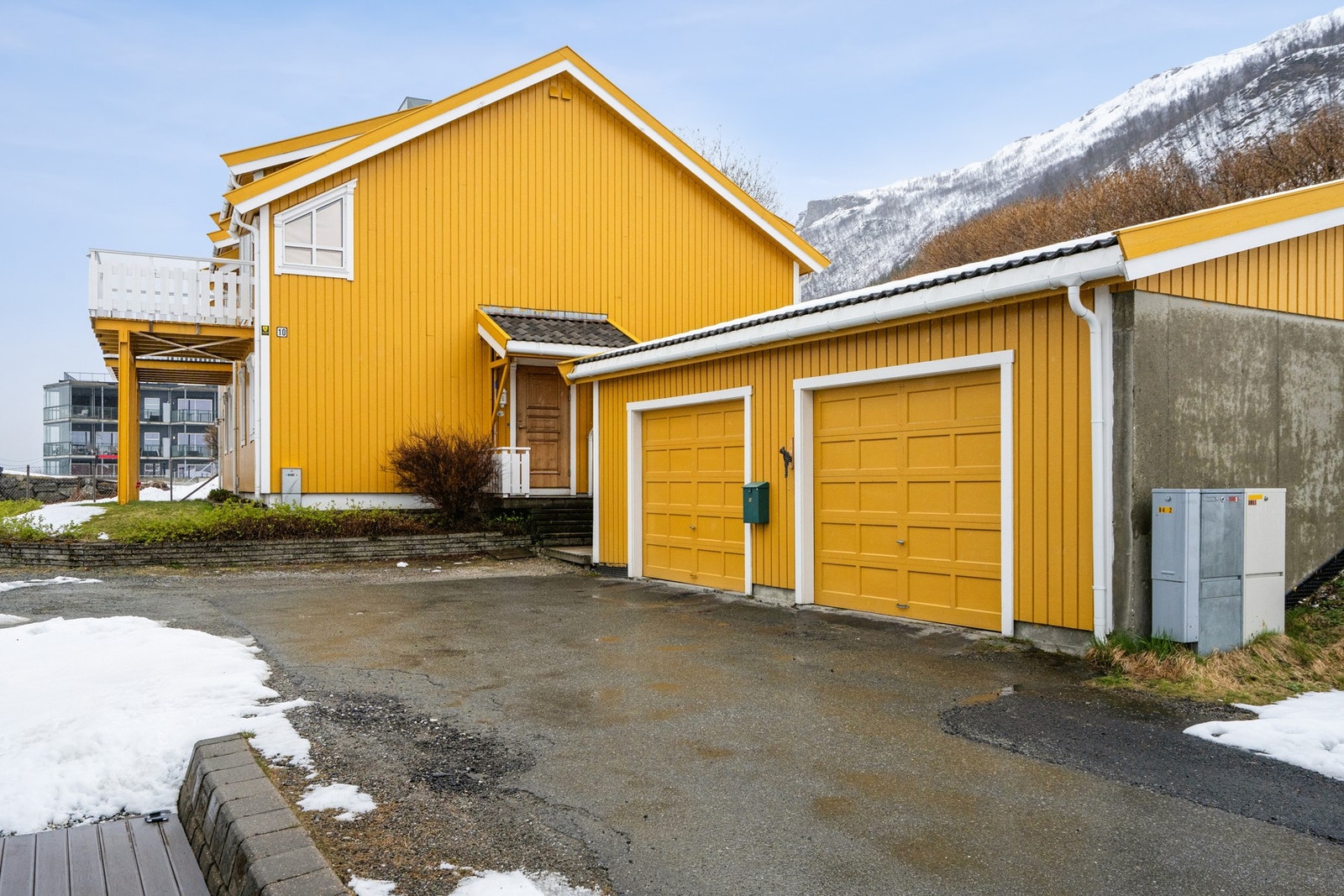 Bilen setter man i garasjen. Galleribilde