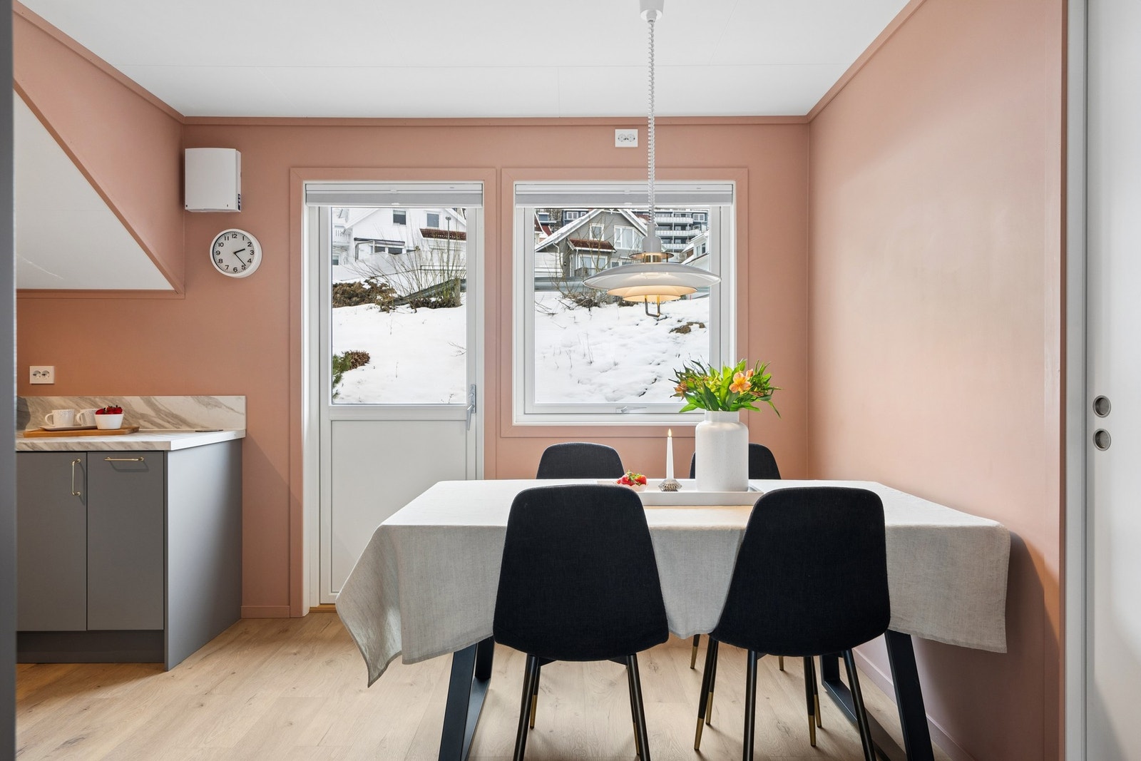 Kjøkken med utgang til solrik terrasse/balkong. Galleribilde