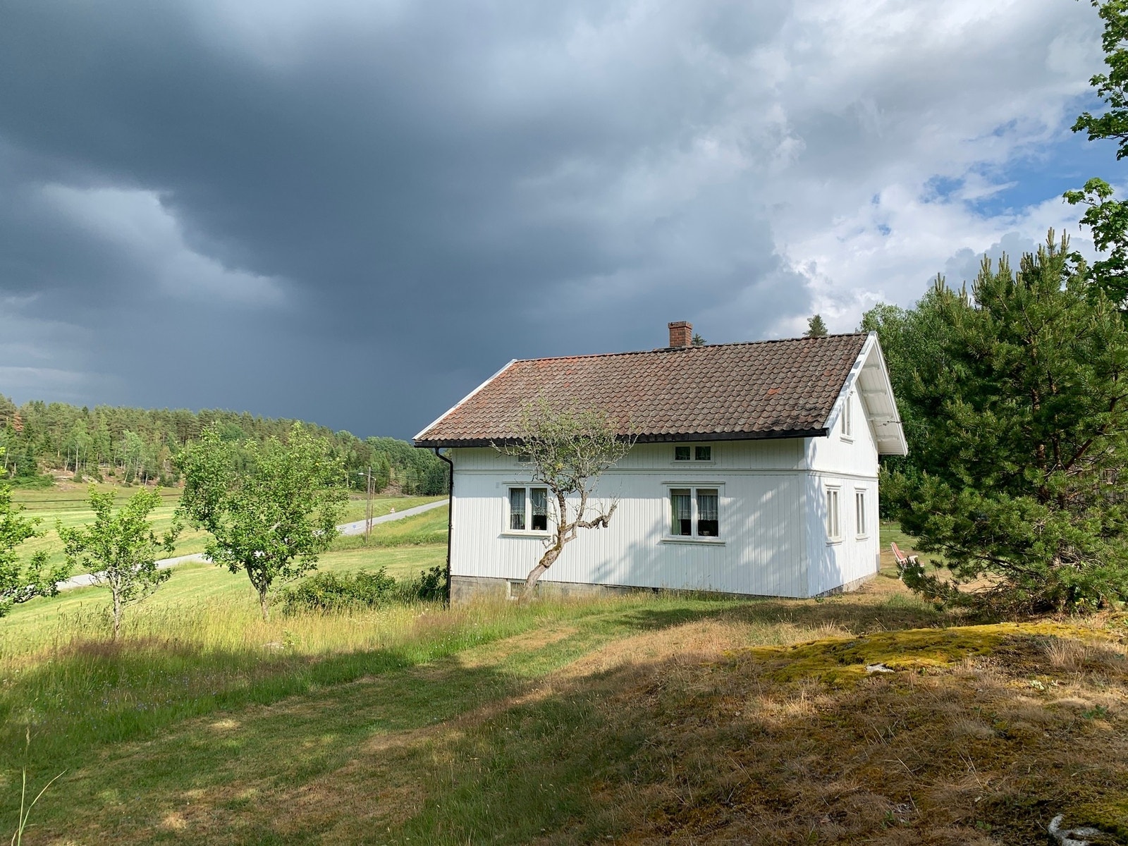 Det er vakre omgivelser på og rundt tunet, både med opparbeidede arealer og natur Galleribilde